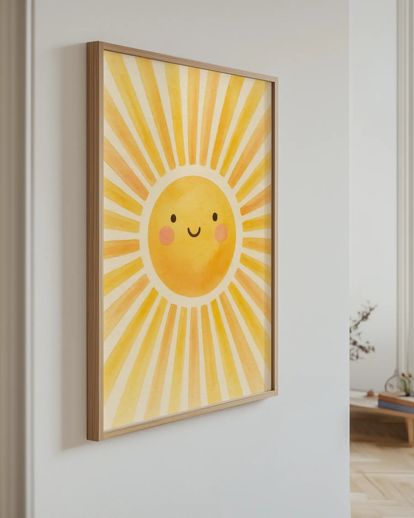 Barnrumstavla med solmotiv i akvarellstil upphängd på vägg i ekram. En positiv och stilren detalj för barnets rum.
