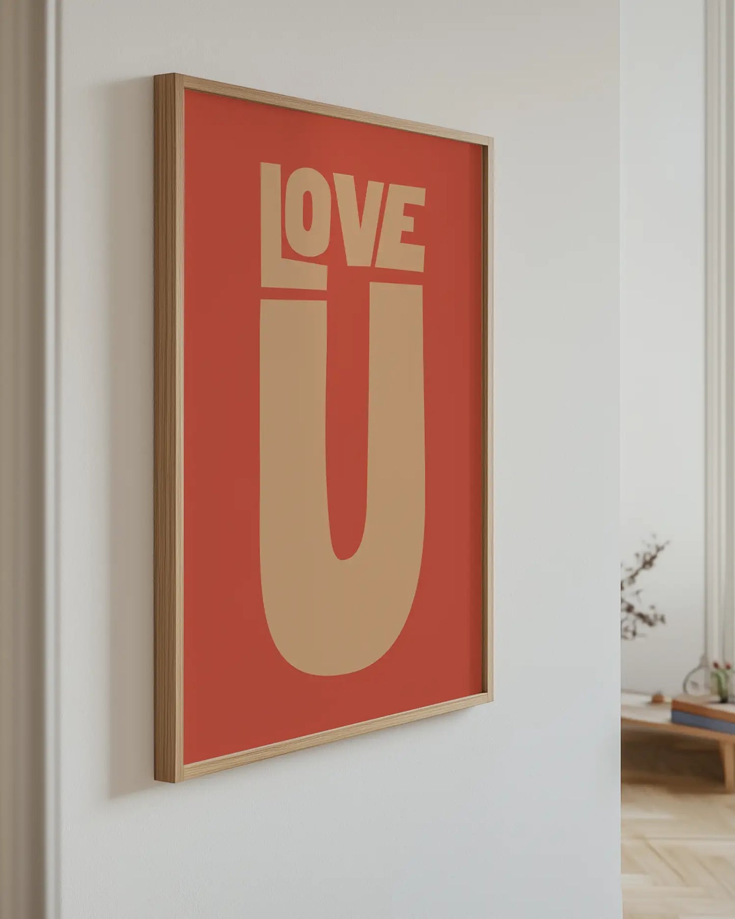 Barntavla med beige text “LOVE U” på terrakotta bakgrund upphängd på vägg med ekram. En modern och hjärtlig väggdekoration.
