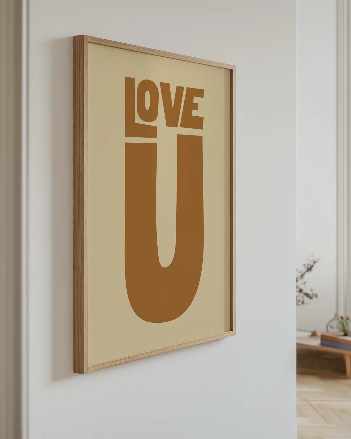 Barntavla med texten “LOVE U” i brun ton upphängd på vägg med ekram. En modern och kärleksfull väggdekoration.