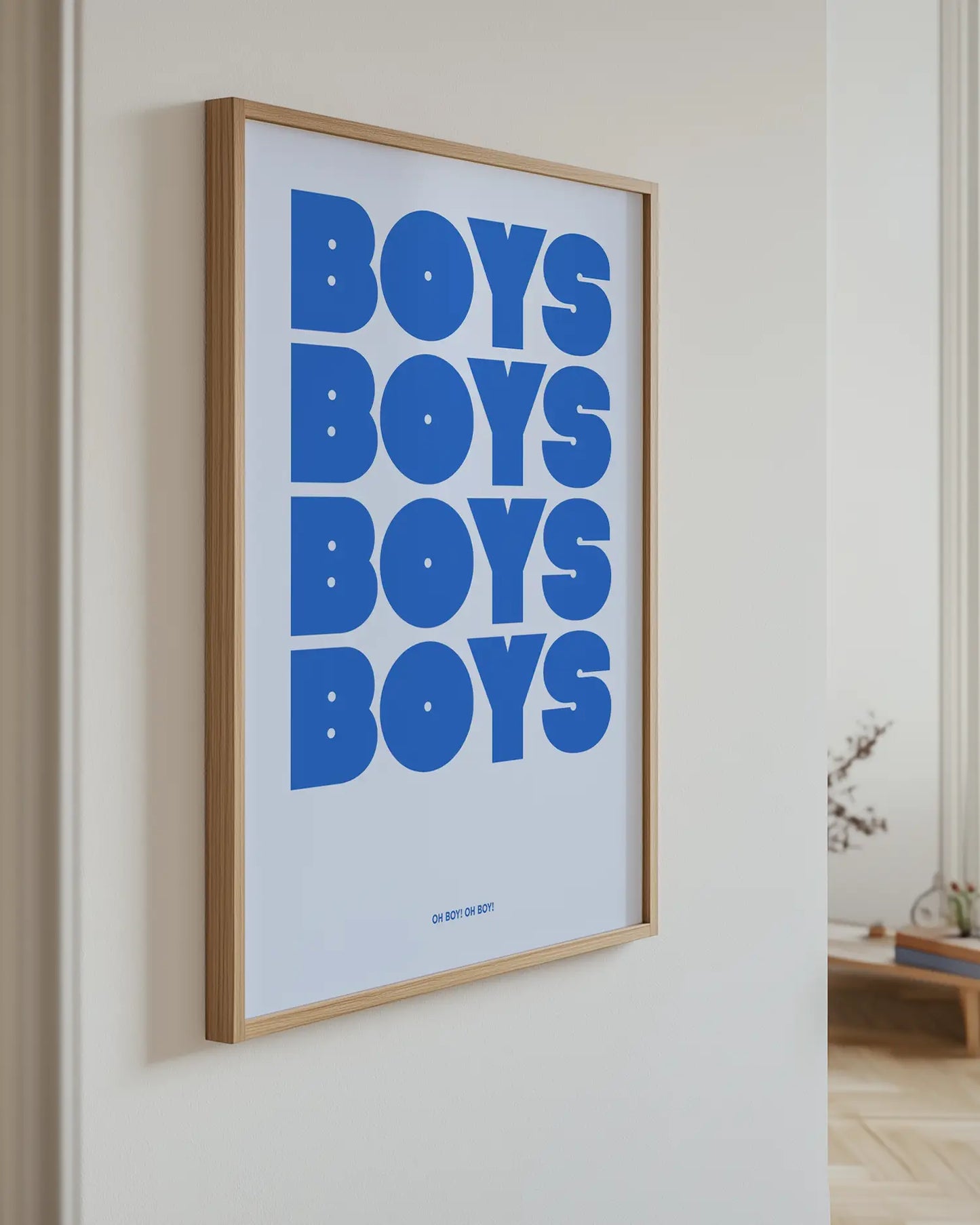 Barntavla med texten "Boys Boys Boys" i blå text på ljusblå bakgrund, upphängd på vägg med ekram. En glad och grafisk detalj som lyfter rummet.