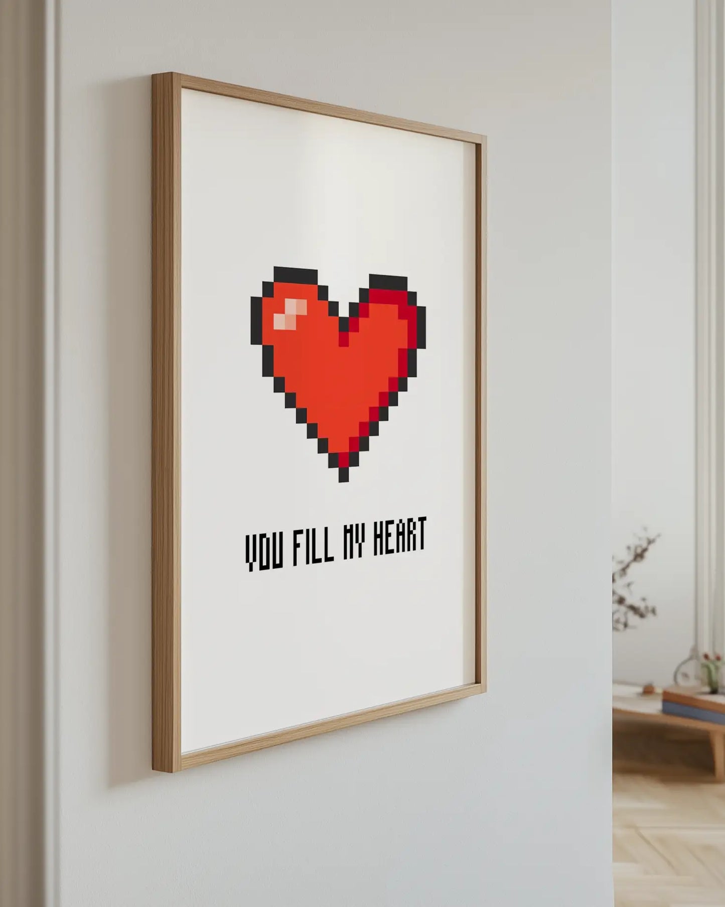 Barntavla med rött pixlat hjärta och texten "YOU FILL MY HEART", upphängd på vägg med ekram. En charmig kombination av retro och modern stil.
