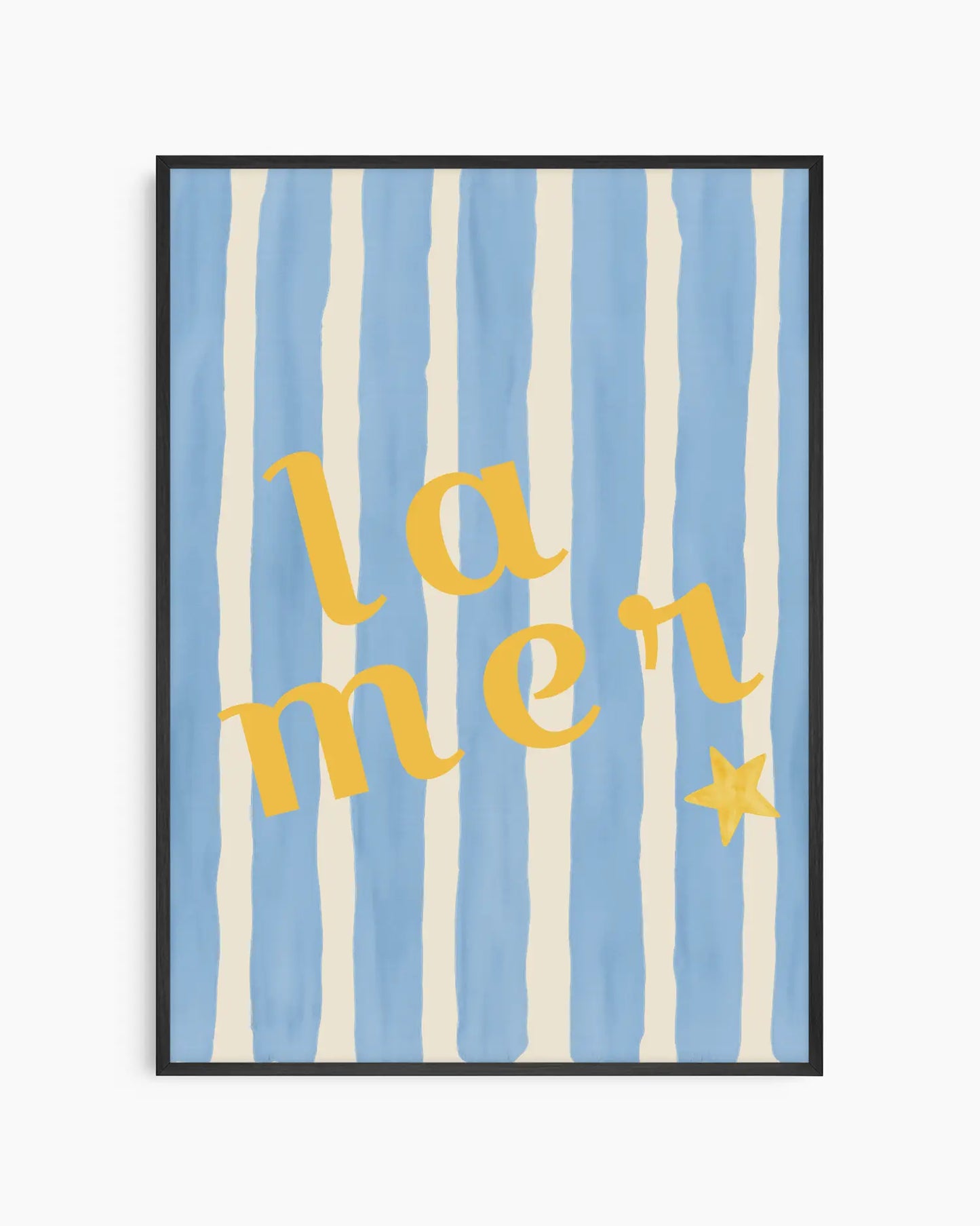 "La mer" barnrumstavla i svart ram med blå- och vitrandig bakgrund och gul text. En modern och grafisk barntavla som för in både lekfullhet och skandinavisk stil i barnrummet.