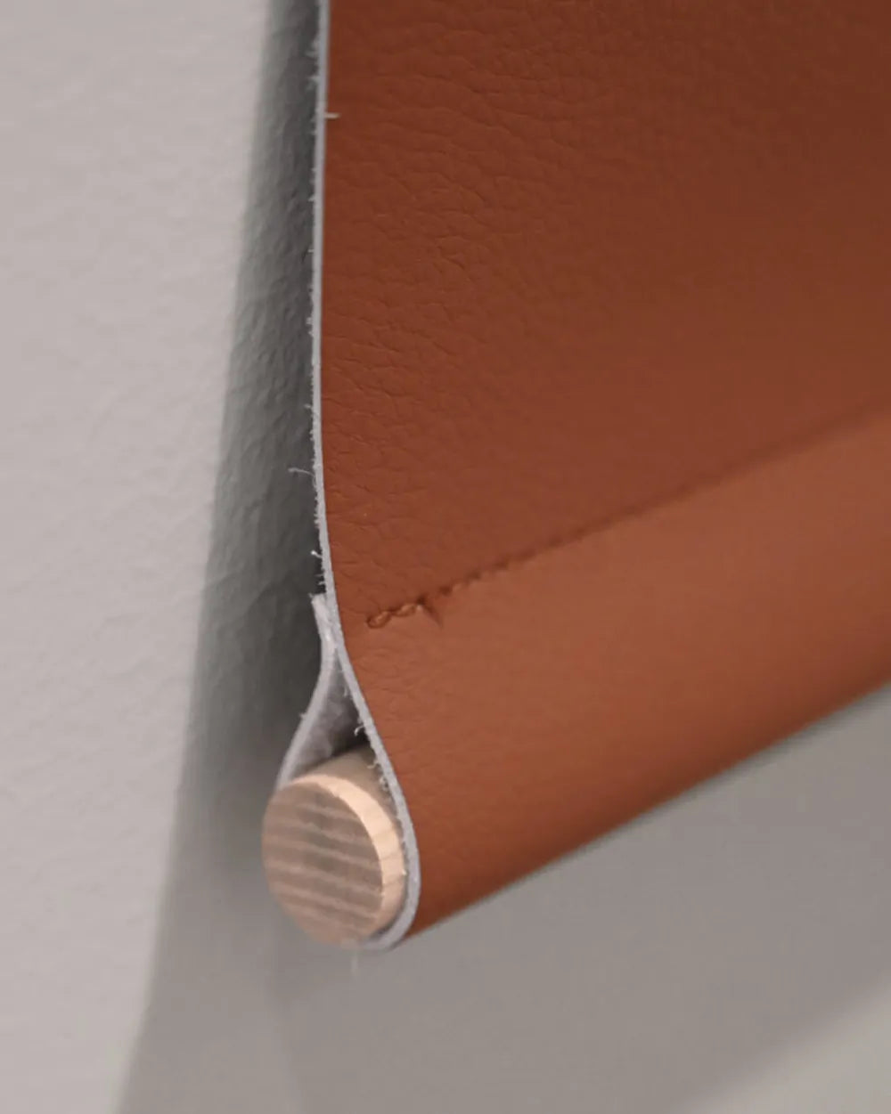 Närbild på vår citatbanner gjord i veganskt läder