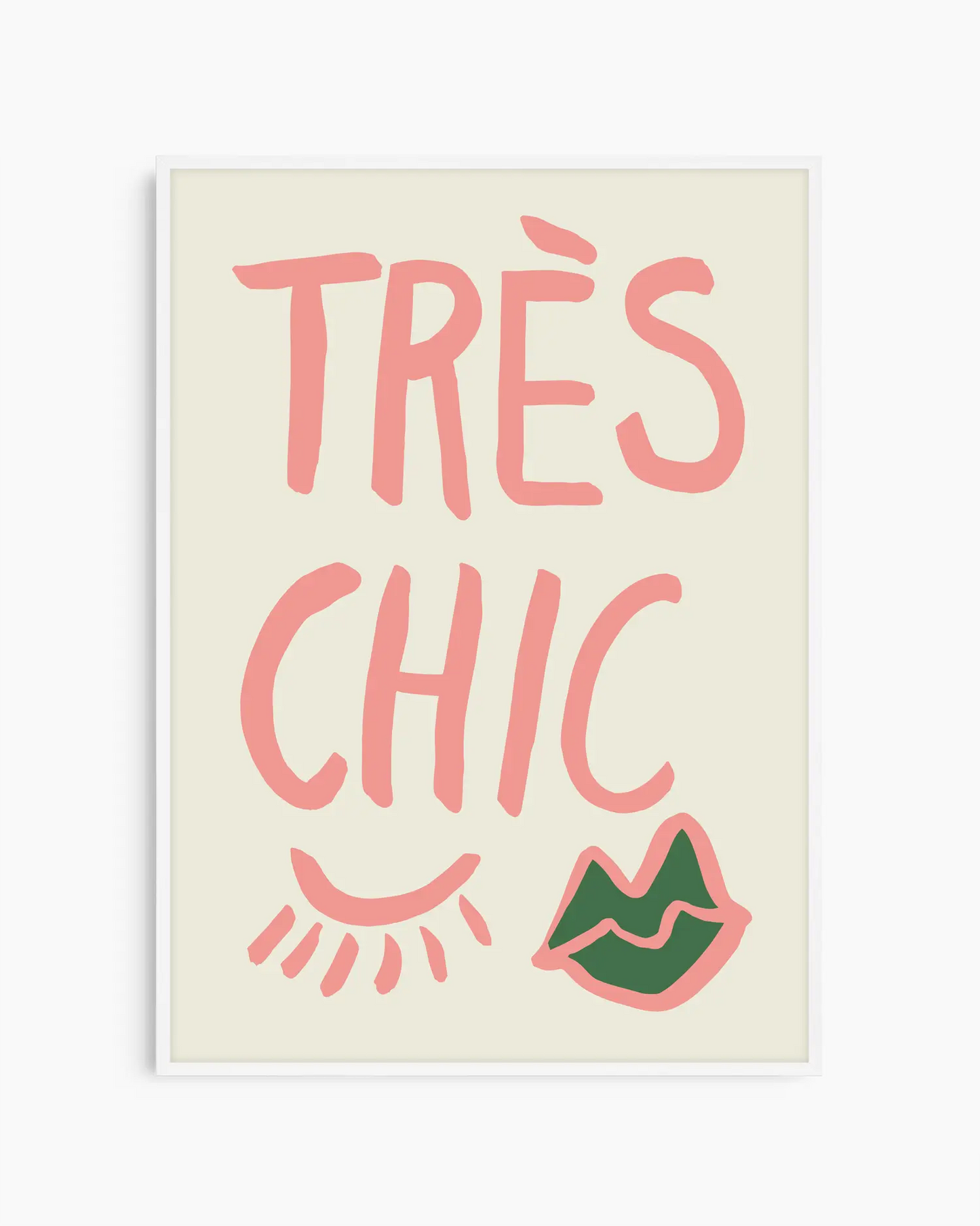 Barntavla med "TRÉS CHIC" i artistisk stil, ljus bakgrund och stiliserade detaljer, inramad i vit träram som passar i ljusa och luftiga barnrum.