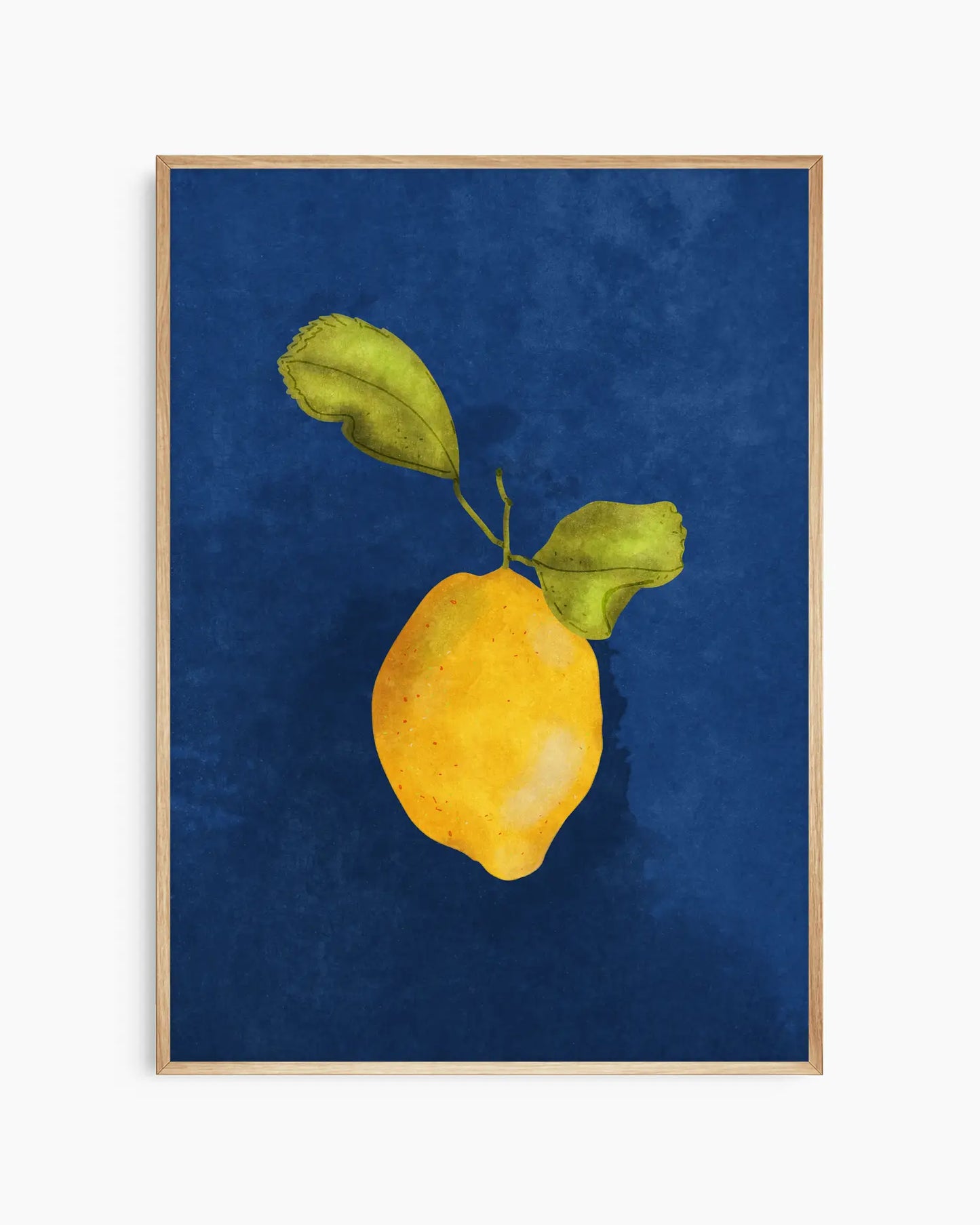 Barntavla med citron i gult och grönt på djupblå bakgrund, inramad i ekram. En charmig illustration som ger färg till barnrummet.