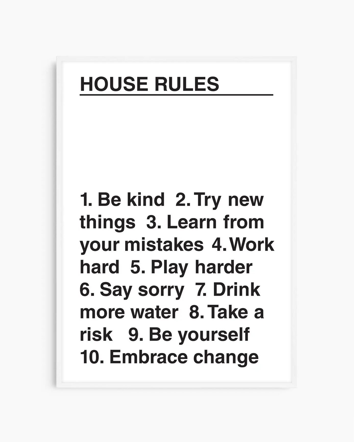 Barntavla med svart text "HOUSE RULES" och lista med regler, inramad i vit träram.