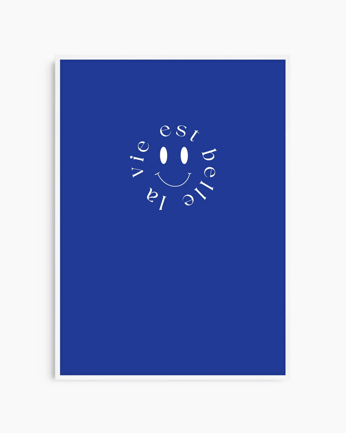 Barntavla med stilren vit smiley och fransk text, inramad i vit träram som lyfter de ljusa detaljerna mot den djupblå bakgrunden.
