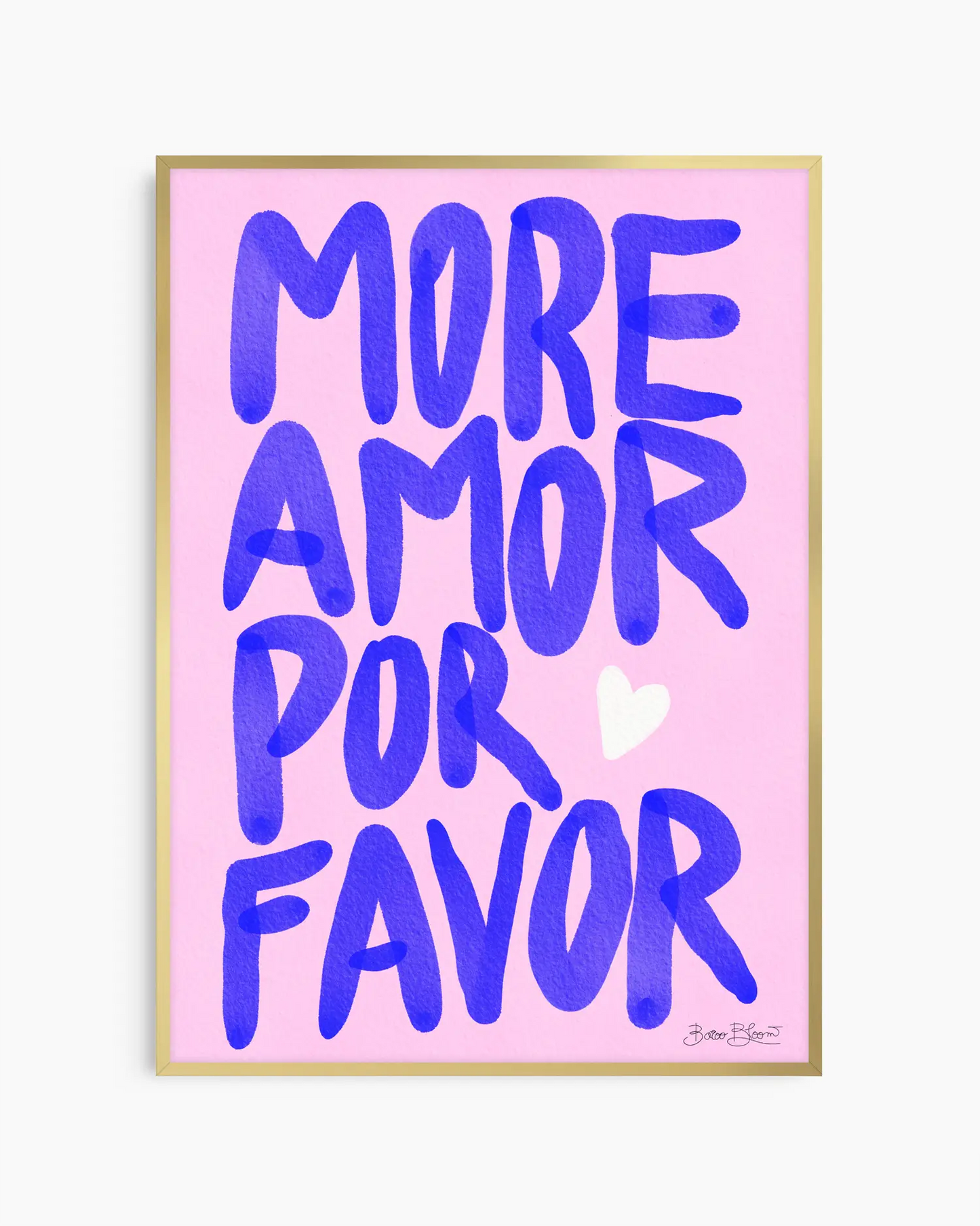 Barntavla med texten "More Amor Por Favor" i blå text på rosa bakgrund med vitt hjärta, inramad i guld aluminiumram. En charmig och livlig design som sprider glädje.