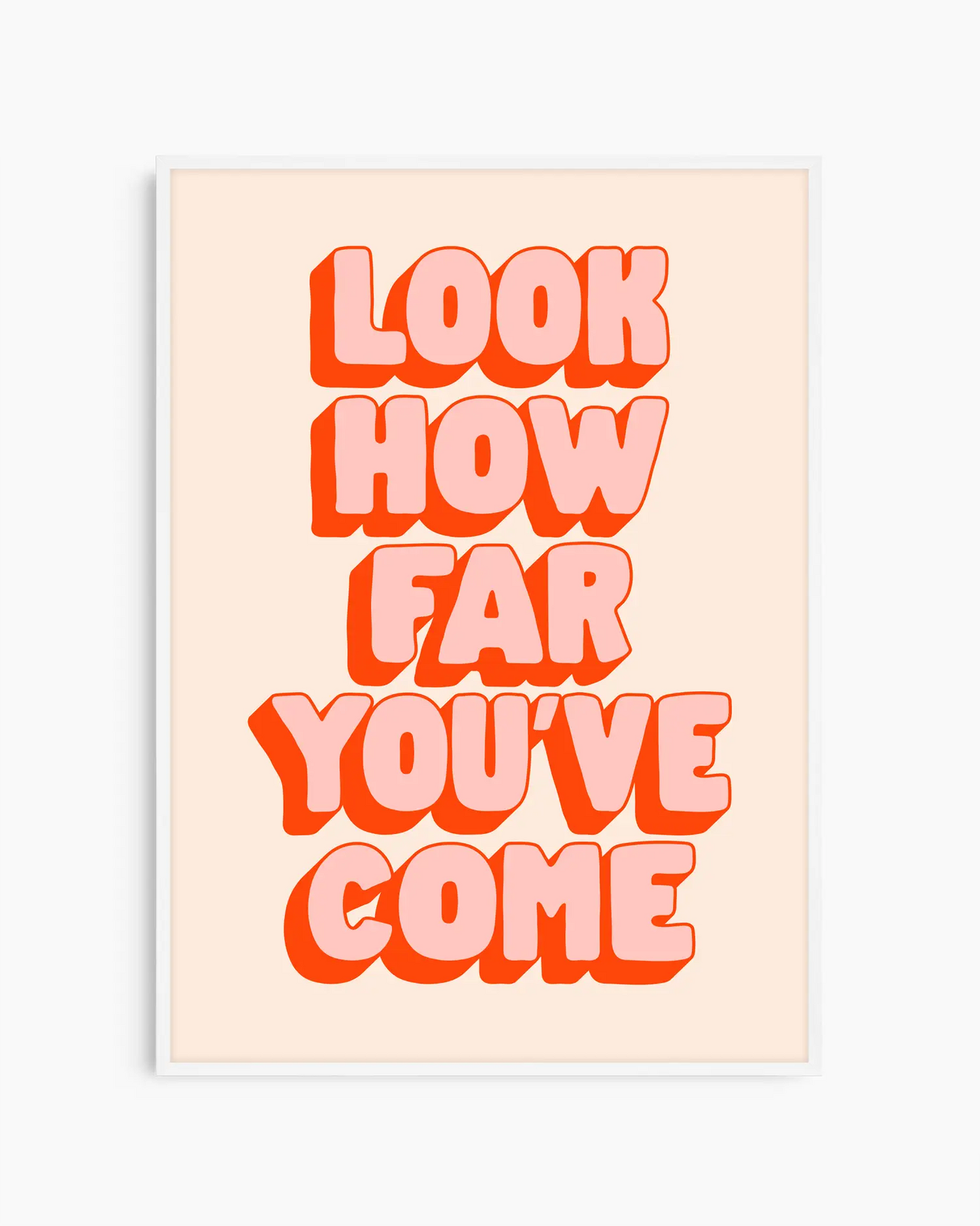 Barnrumstavla med texten "LOOK HOW FAR YOU'VE COME" i rosa-orange 3D-stil på ljus bakgrund, inramad i vit träram. En ljus och inspirerande väggdetalj.