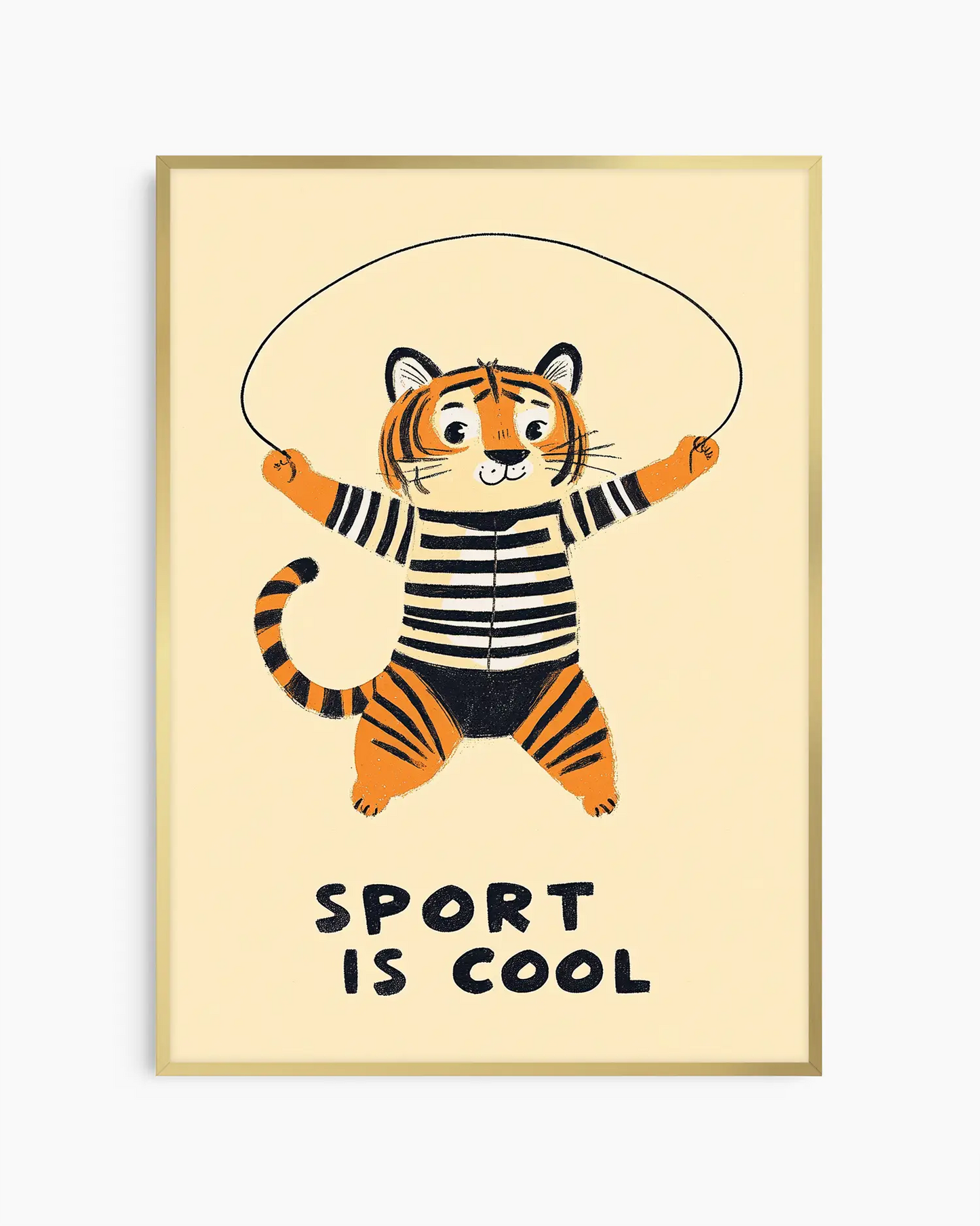 Barntavla med sportig tiger och texten "Sport is cool", inramad i guld aluminiumram som tillför en mjuk och glansfull elegans.