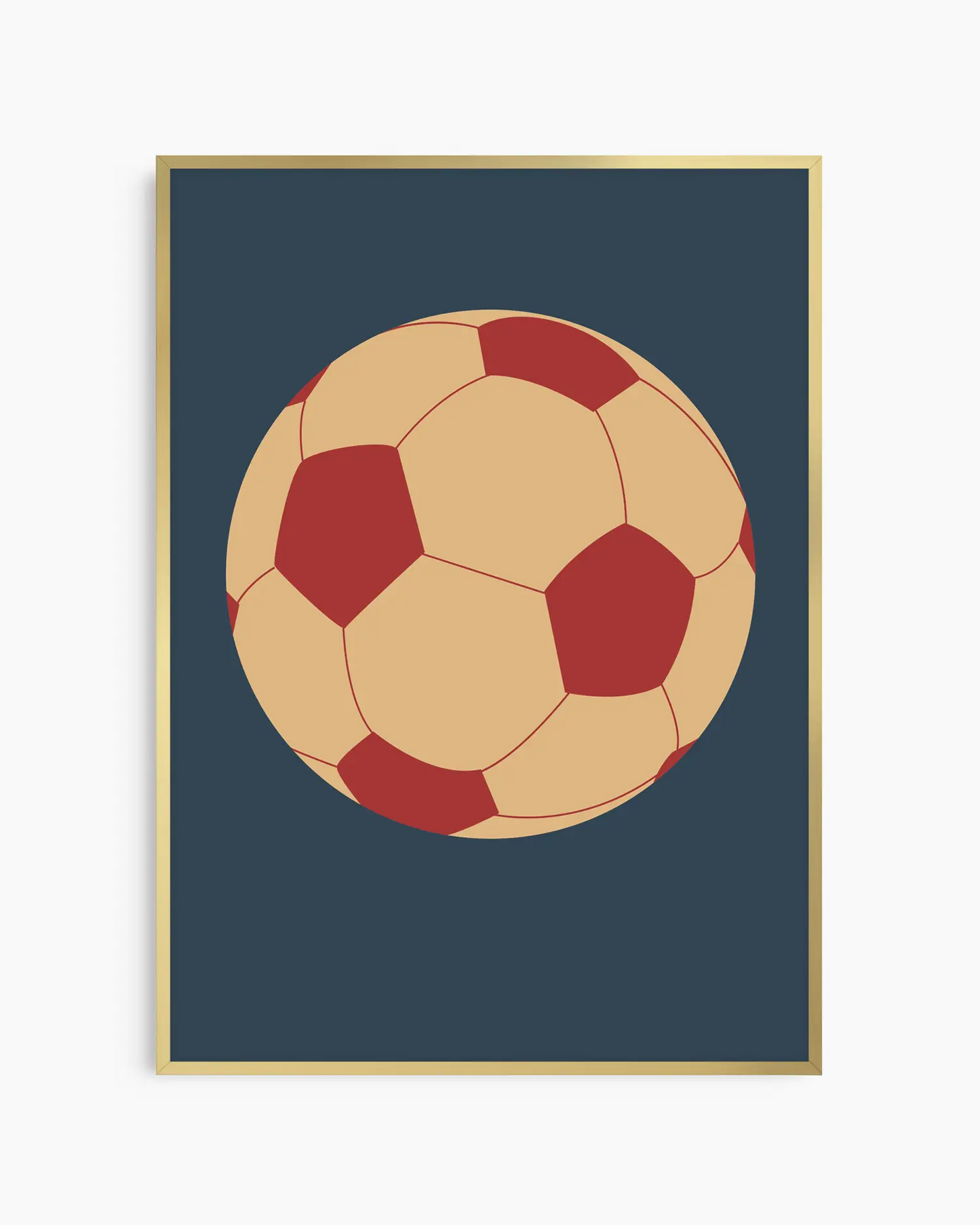 Väggkonst med lekfull fotboll i ockra och rött mot mörkblå fond, inramad i guld aluminiumram.