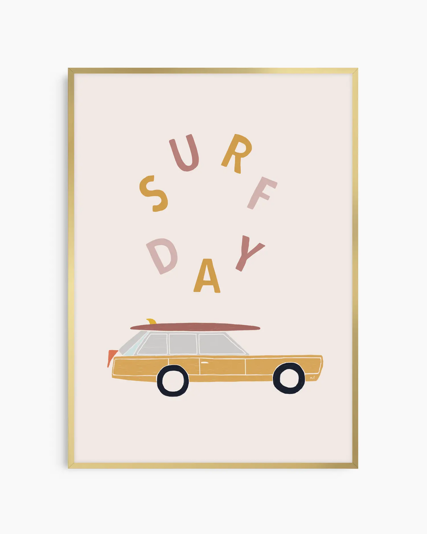 Väggkonst för barnrum med lekfull surfbil och texten "SURF DAY", inramad i guld aluminiumram.