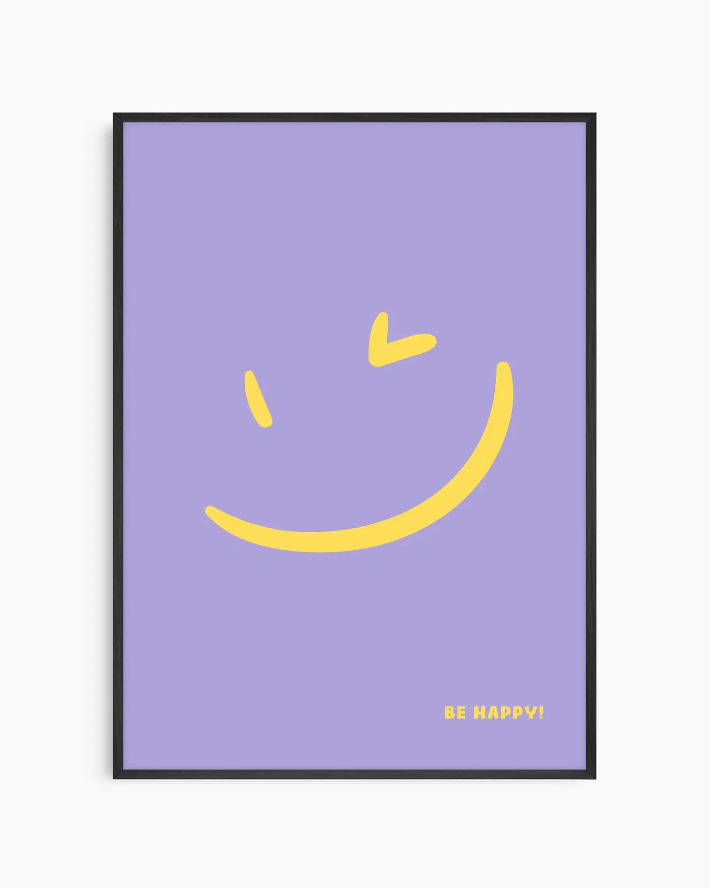 Barntavla med texten "BE HAPPY!" och ett gult leende ansikte mot lila bakgrund, inramad i svart träram. En enkel men glad design som sprider positiv energi.