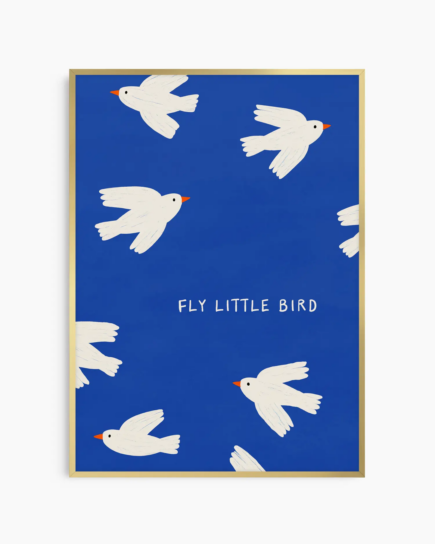 Illustrerad barntavla med vita fåglar och texten "FLY LITTLE BIRD", inramad i guld aluminiumram för en stilren men drömsk helhet.