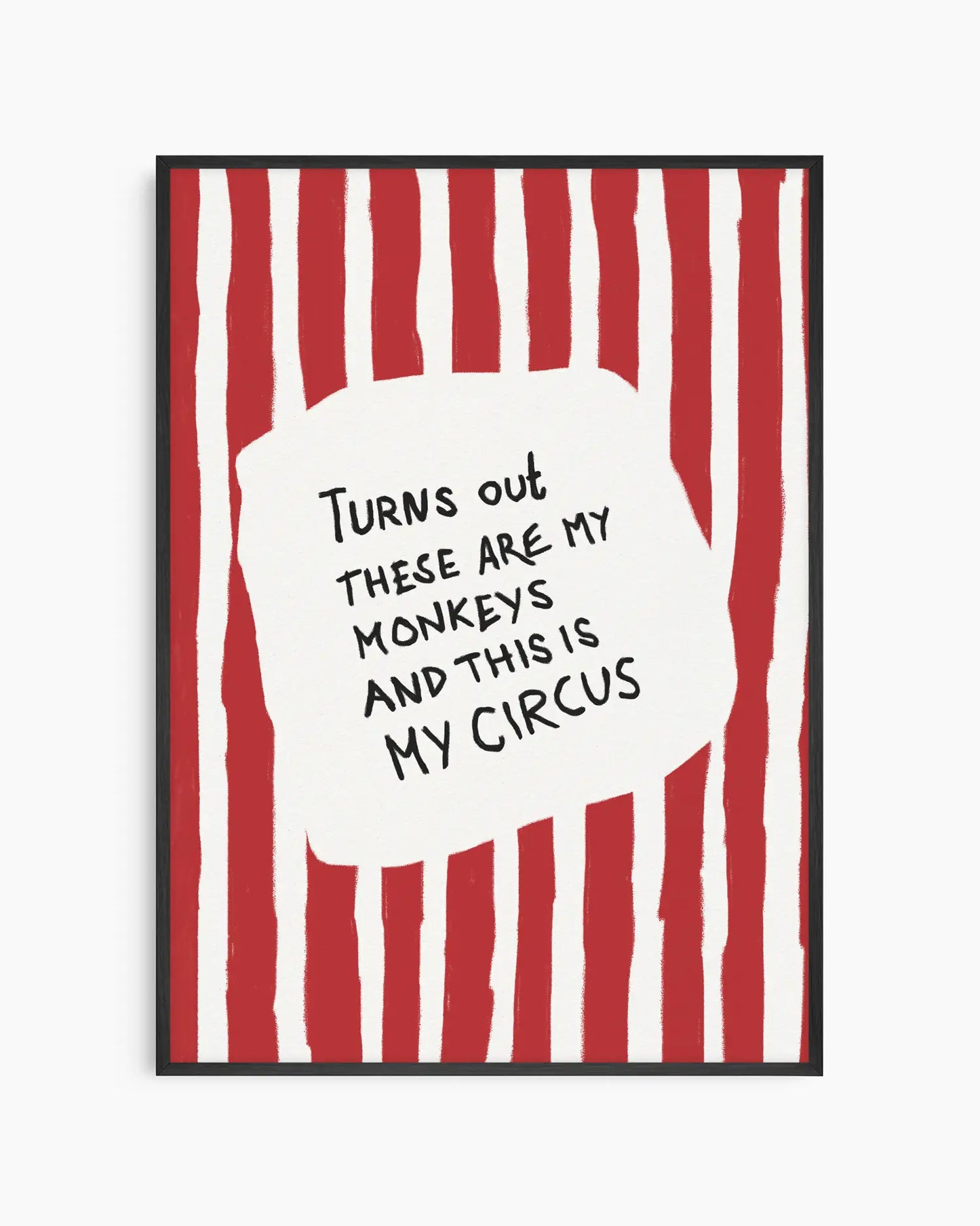 Barntavla med texten "Turns out these are my monkeys and this is my circus" mot röd- och vitrandig bakgrund, inramad i svart träram. En humoristisk och livlig detalj till barnrummet.