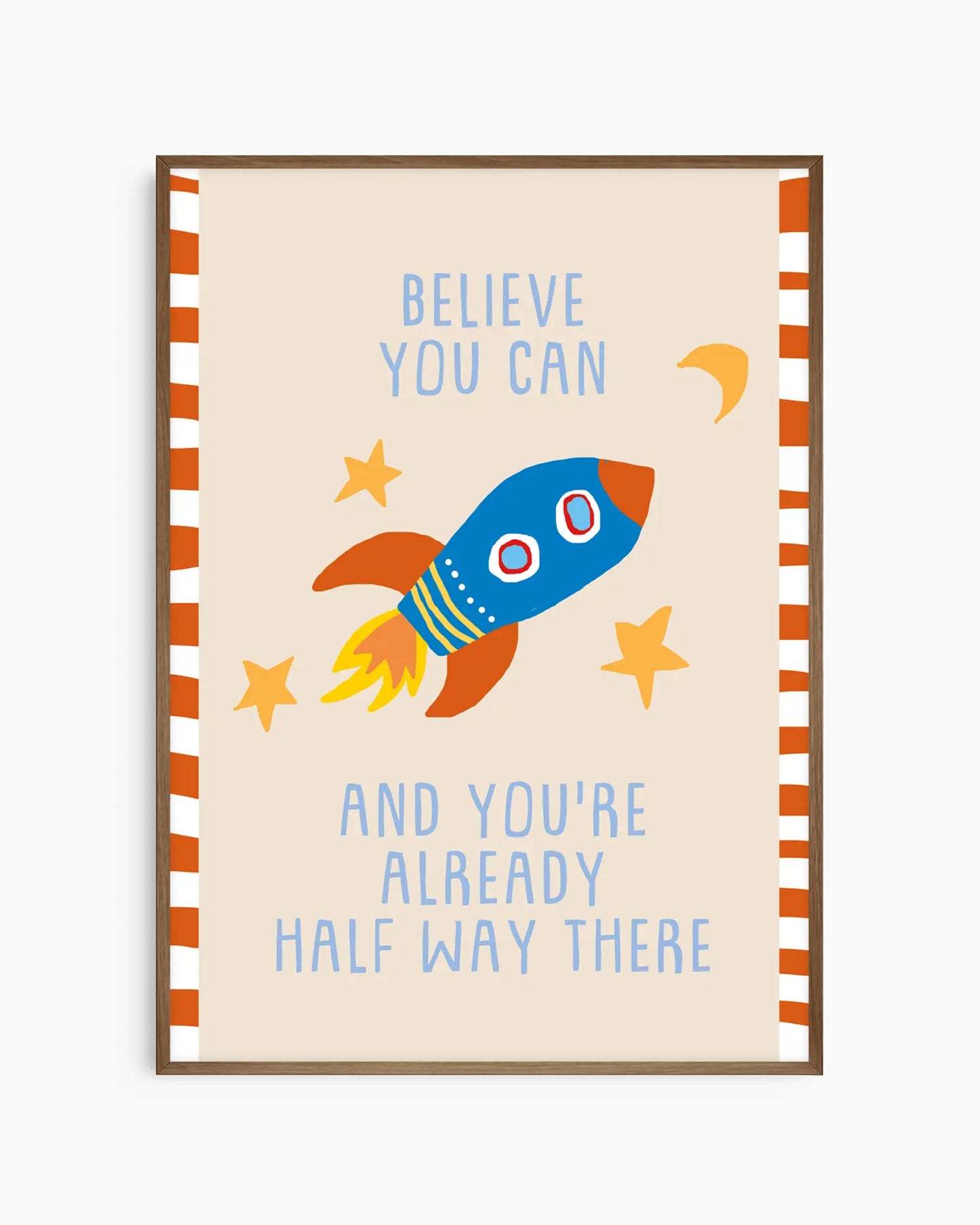 Inspirerande barntavla med raketillustration och uppmuntrande text, inramad i mörk ekram som framhäver motivets mjuka färger.