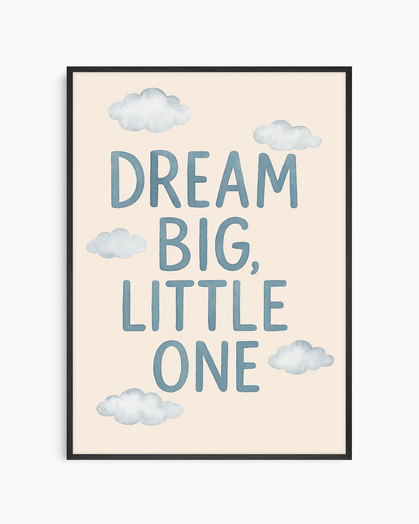 Barntavla med texten “DREAM BIG, LITTLE ONE” omgiven av små mjuka moln på beige bakgrund, inramad i svart träram för ett stilrent uttryck.