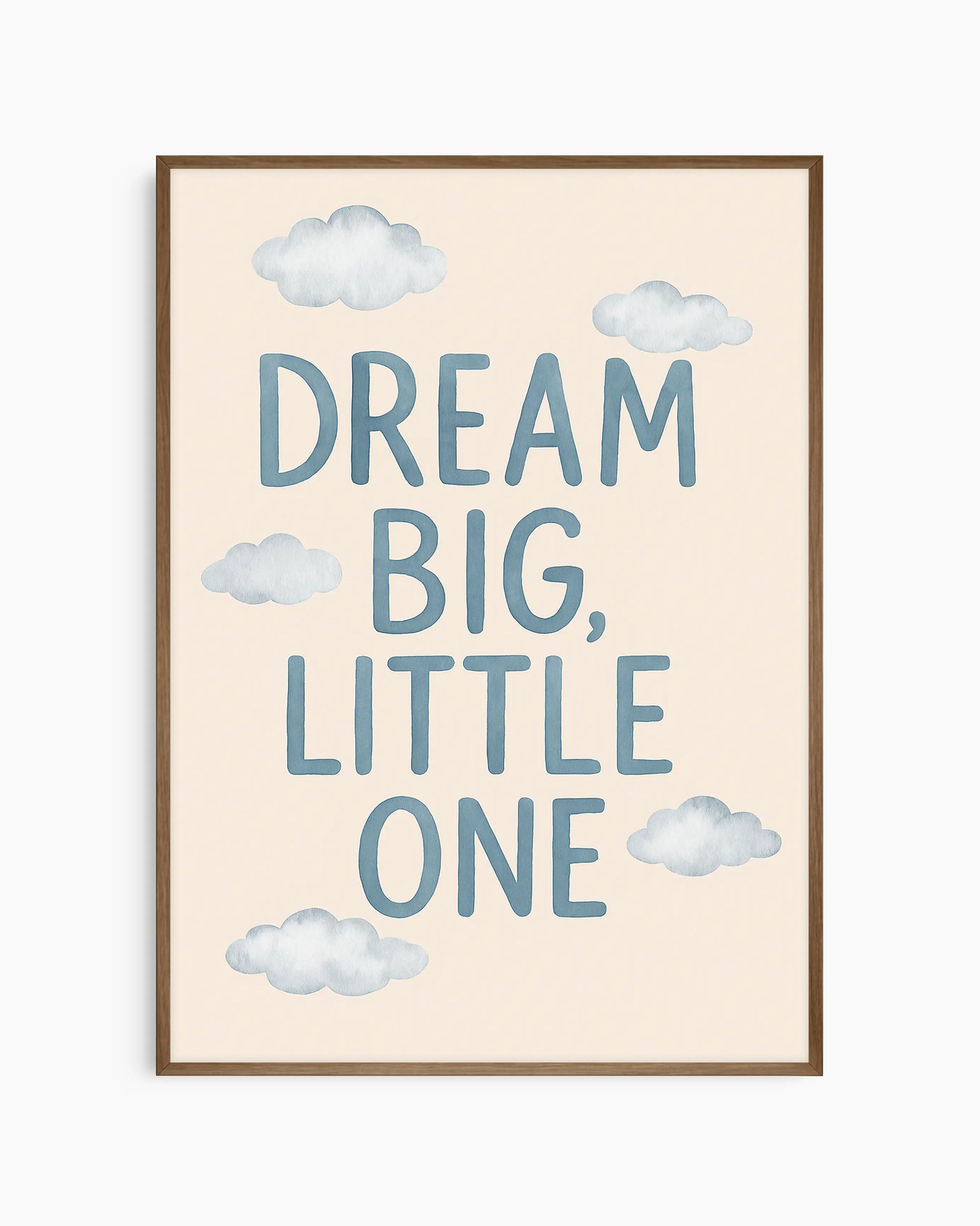 Barntavla med blå texten “DREAM BIG, LITTLE ONE” och små målade moln på beige bakgrund, inramad i mörk ekram som ger en varm kontrast.