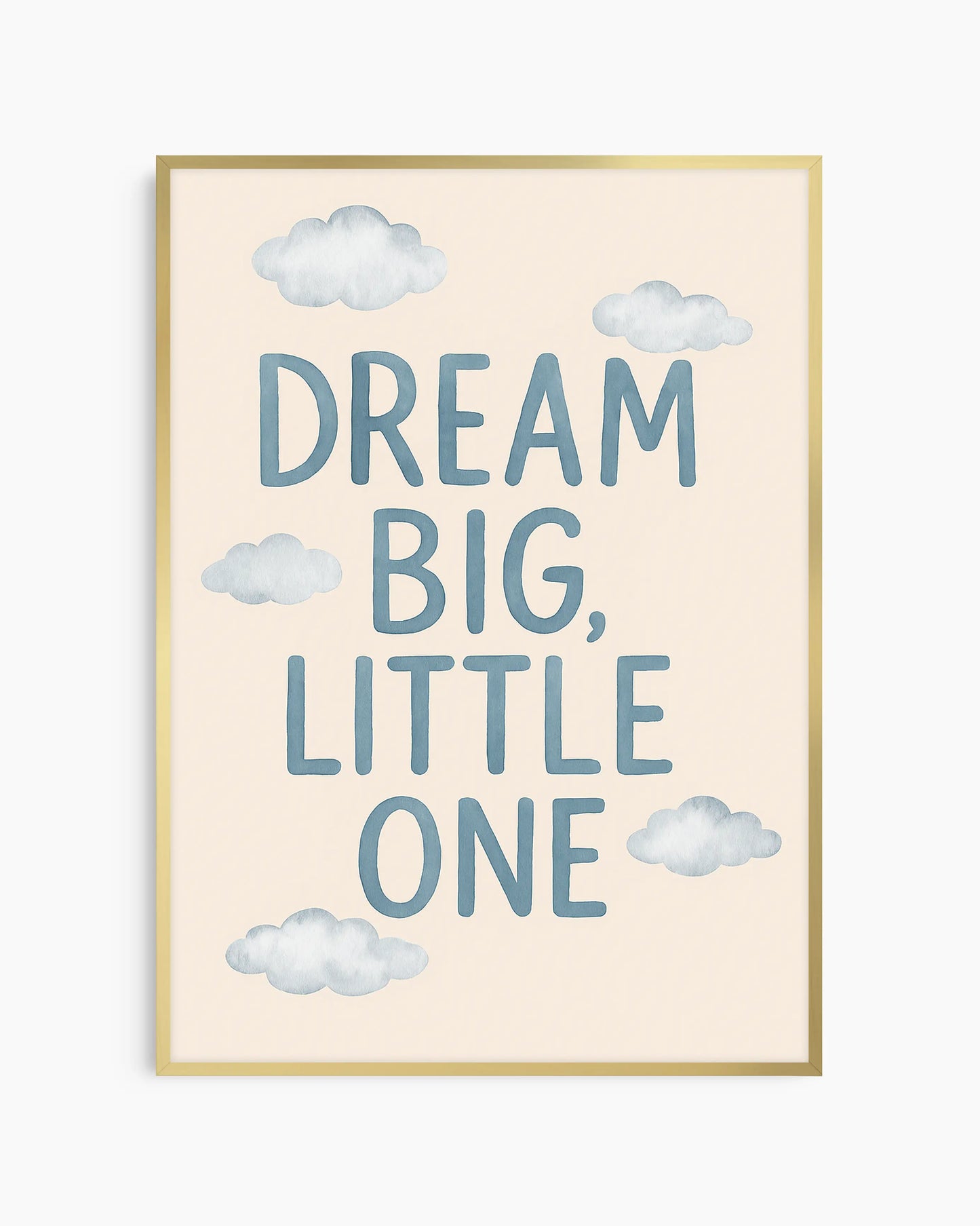 Barntavla med texten “DREAM BIG, LITTLE ONE” i blå toner och små moln runtom, inramad i guld aluminiumram för en mjuk och elegant känsla.