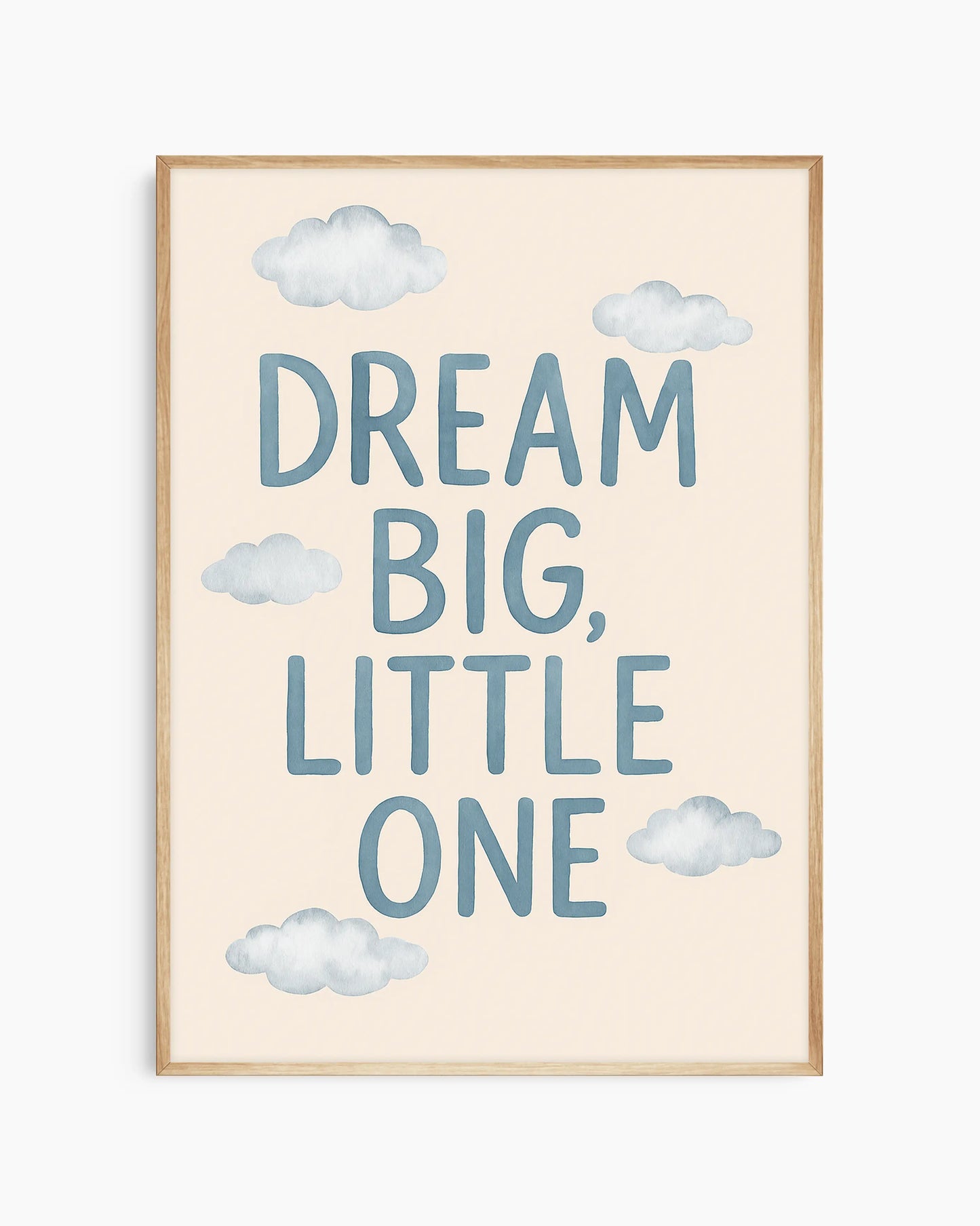 Barntavla med texten “DREAM BIG, LITTLE ONE” omgiven av små moln på beige bakgrund, inramad i ekram för ett naturligt och harmoniskt uttryck.