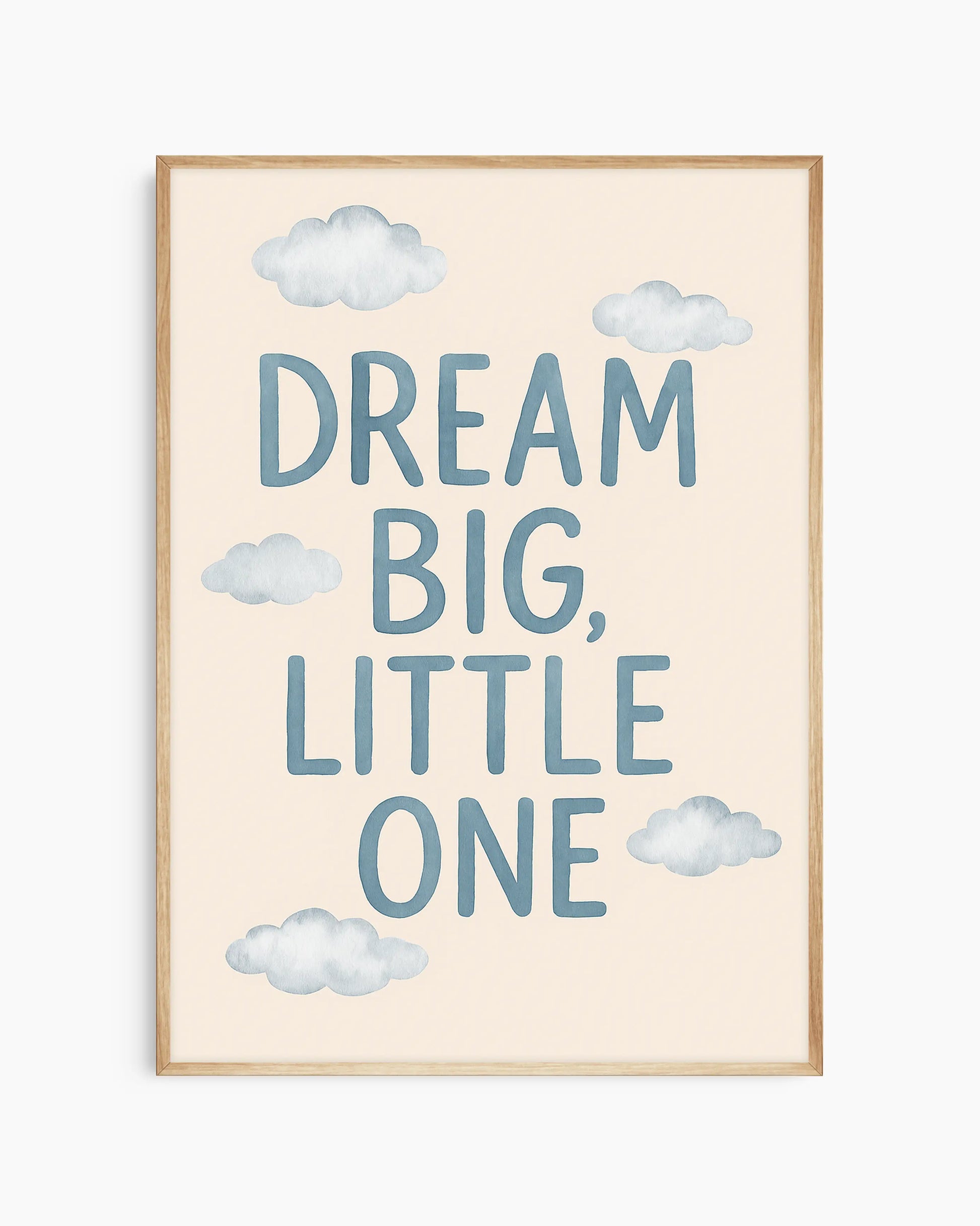 Barntavla med texten “DREAM BIG, LITTLE ONE” omgiven av små moln på beige bakgrund, inramad i ekram för ett naturligt och harmoniskt uttryck.