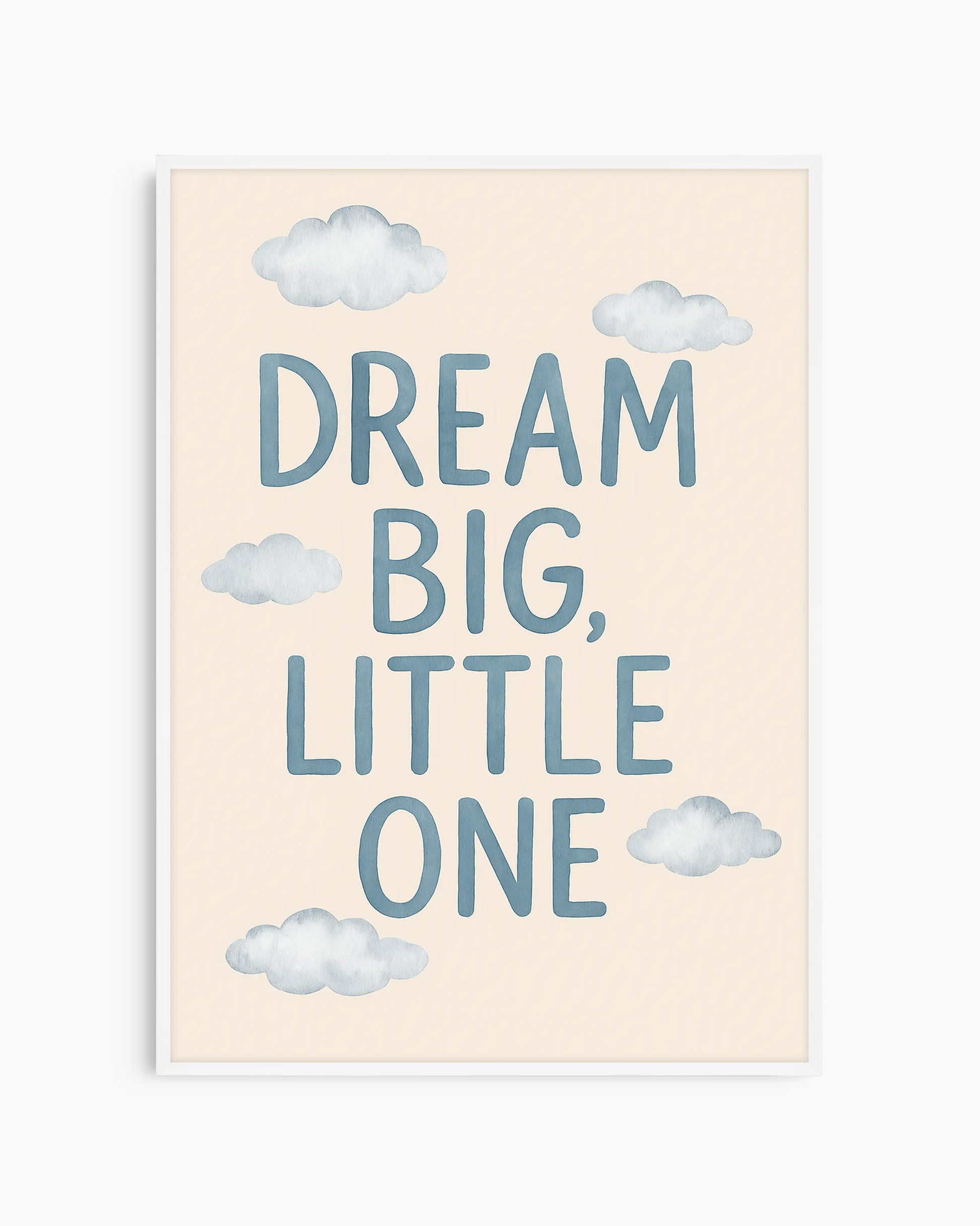 Barntavla med blå texten “DREAM BIG, LITTLE ONE” och små moln, inramad i vit träram som skapar ett ljust och luftigt intryck.