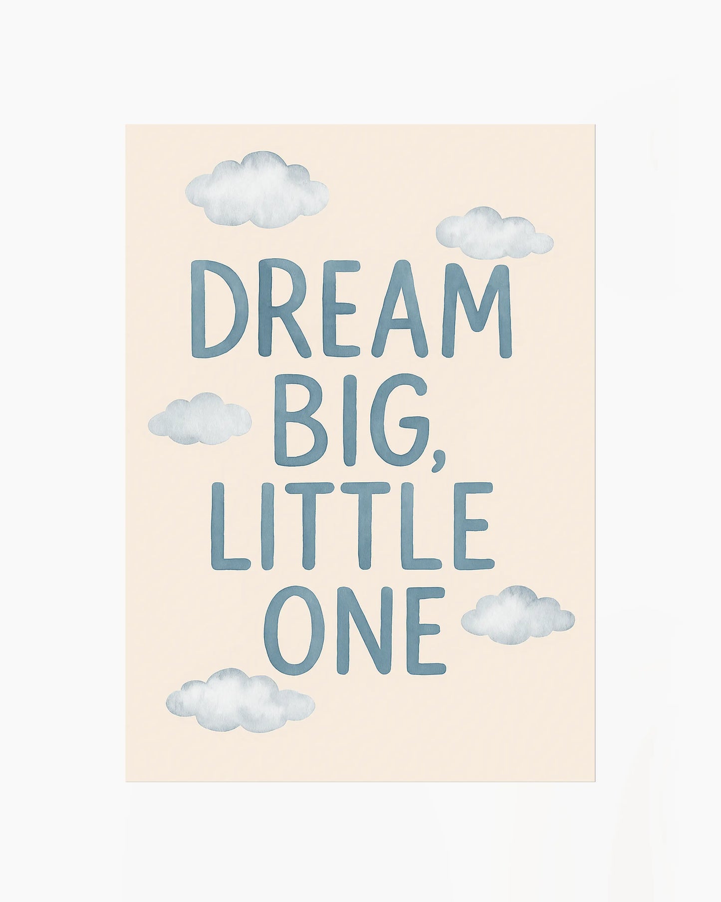 Barntavla med texten “DREAM BIG, LITTLE ONE” och målade moln på beige bakgrund.