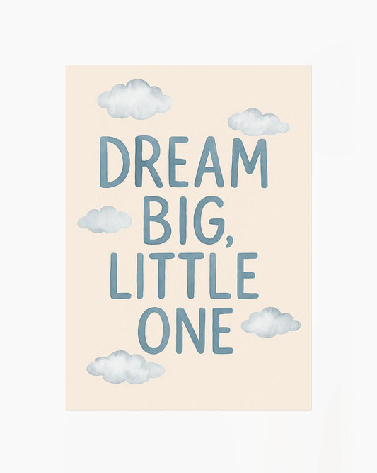 Barntavla med texten “DREAM BIG, LITTLE ONE” och målade moln på beige bakgrund.