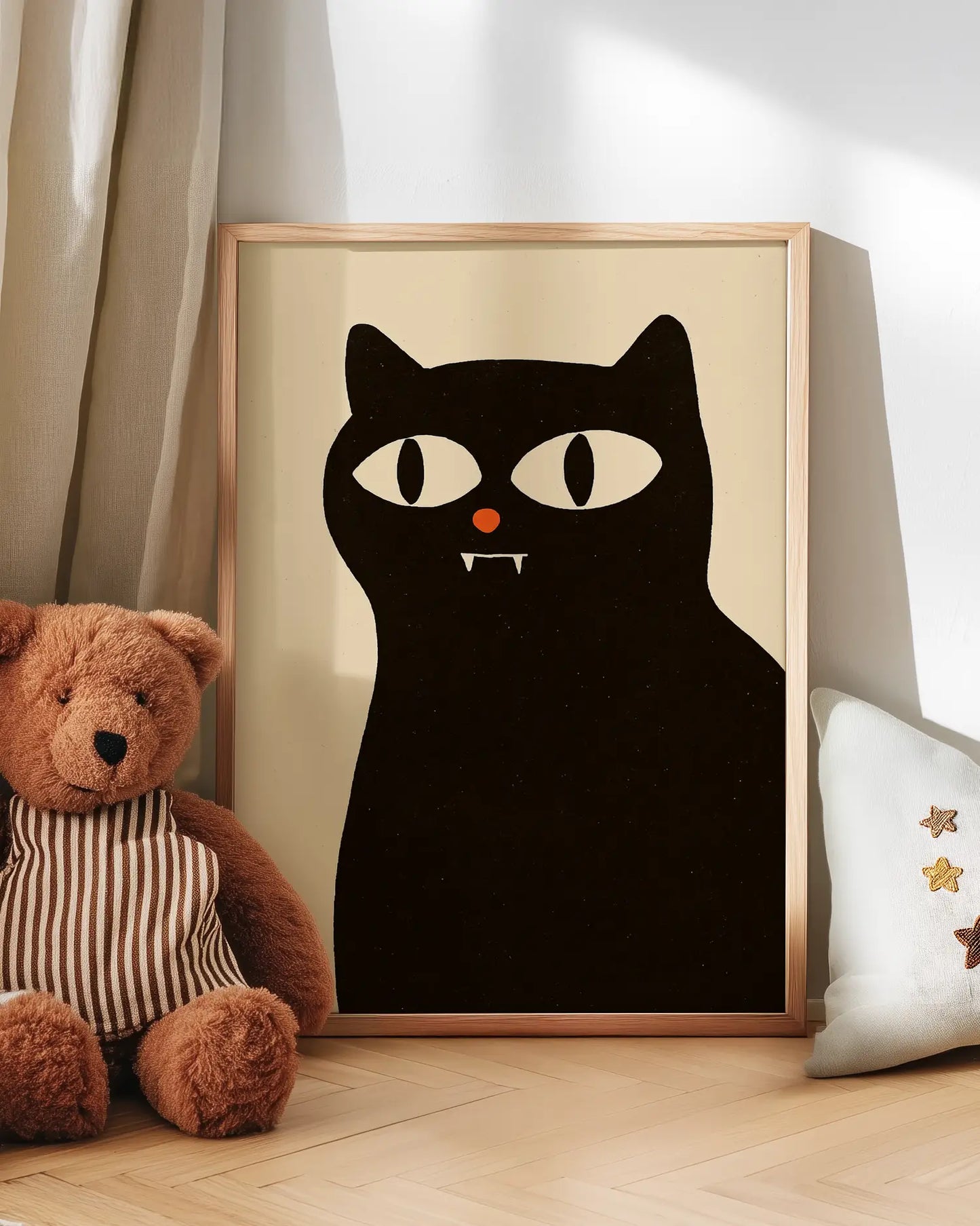Barntavla med svart katt mot beige bakgrund, lutad mot vägg bredvid nalle. En charmig och kreativ detalj som passar perfekt i ett mysigt barnrum.