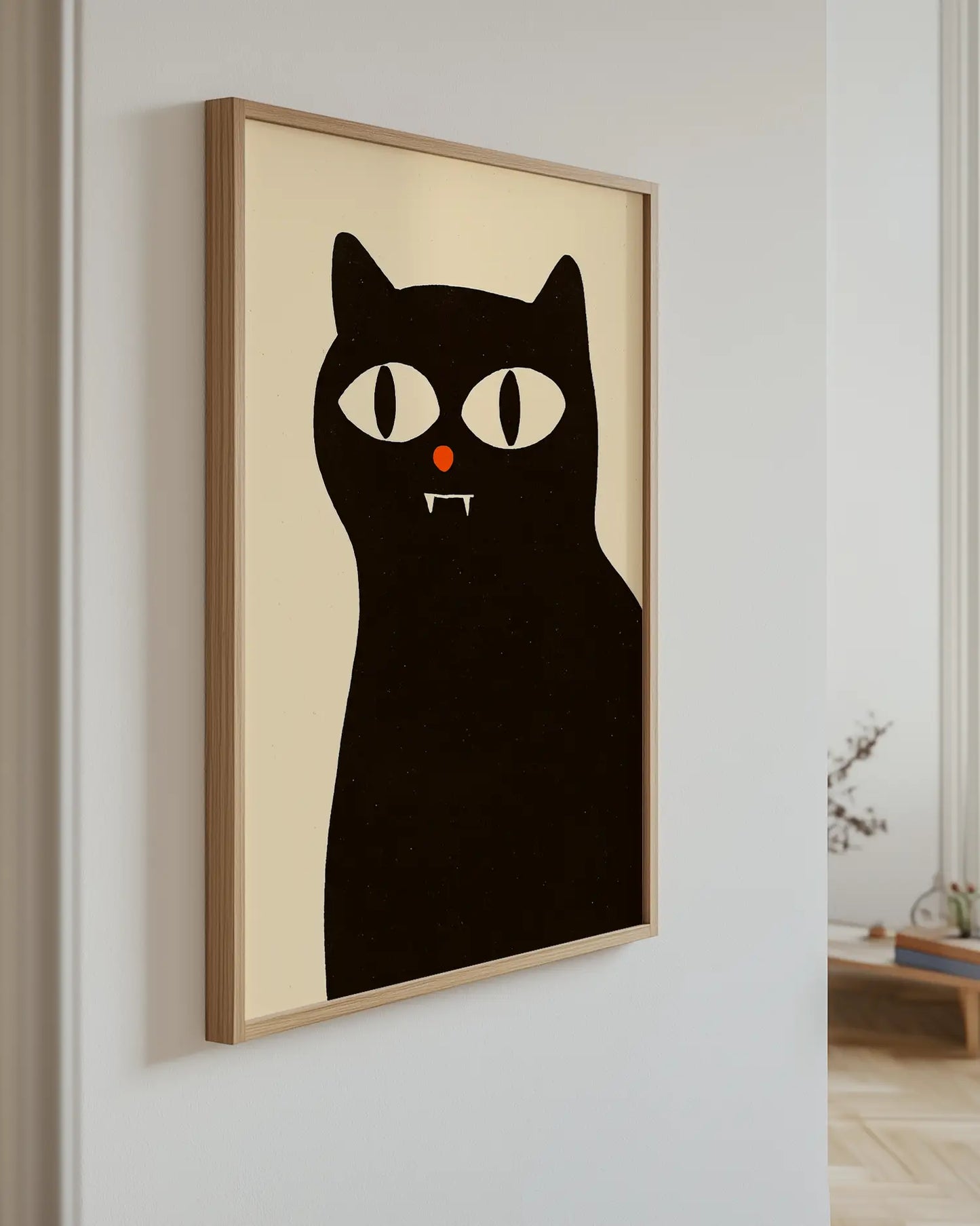 Barnrumstavla med svart katt på beige bakgrund upphängd på vägg i ekram. En stilren och lekfull väggdekoration.