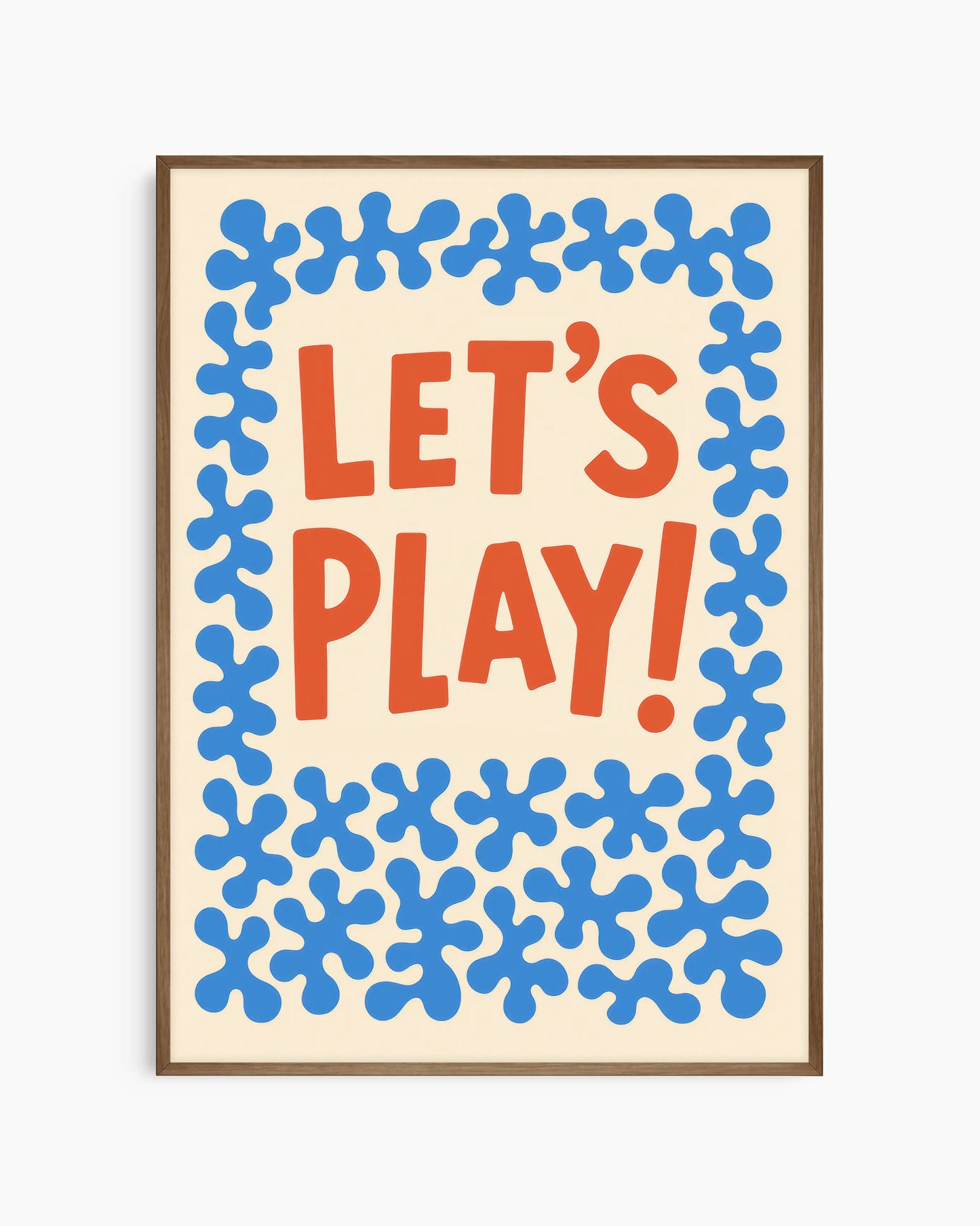 Barntavla med "LET’S PLAY!" i orange mitt i en blå dekorativ ram av organiska former på crèmefärgad bakgrund, inramad i mörk ekram. En modern och sprallig väggdekoration.