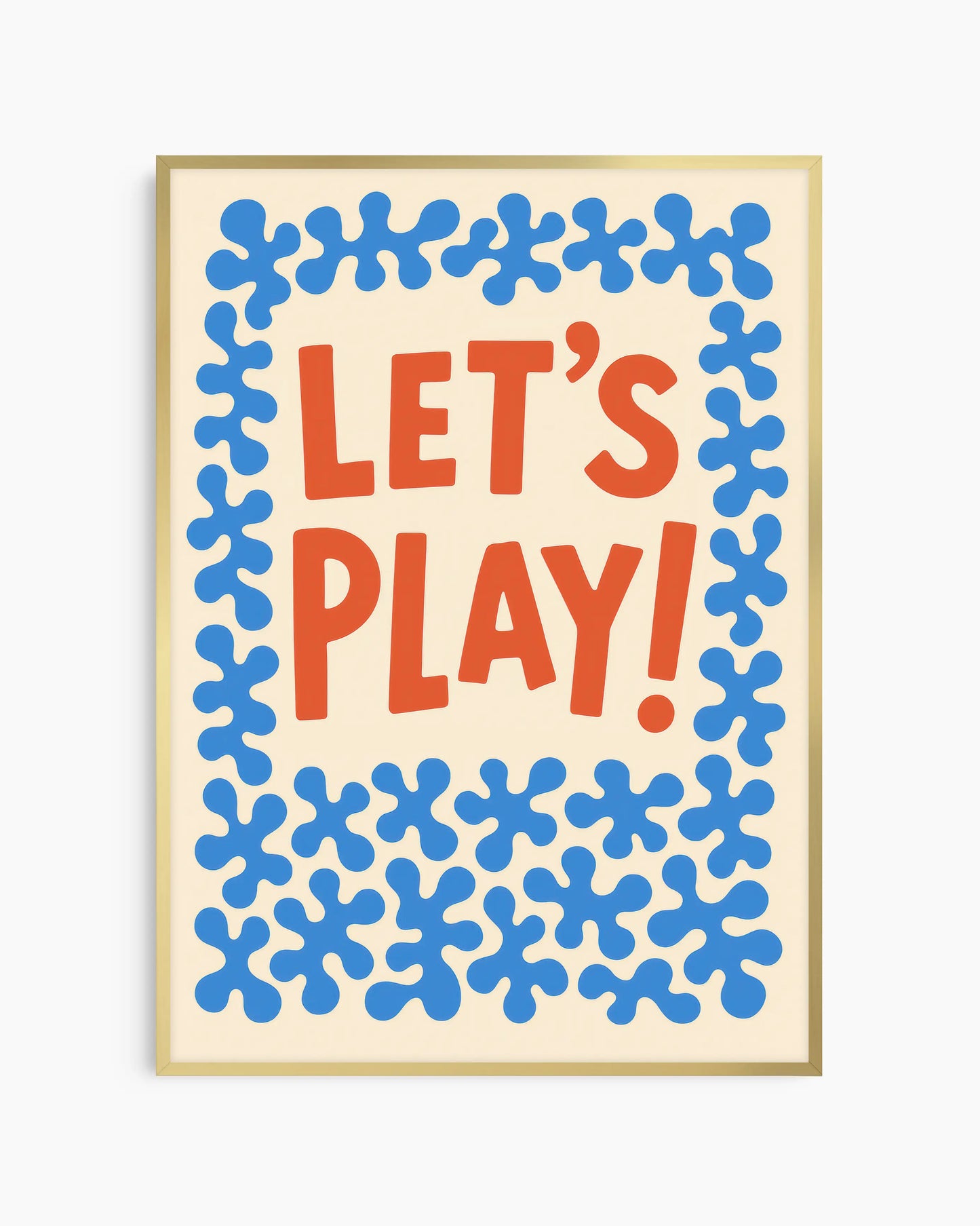 Barnrumstavla med texten "LET’S PLAY!" i orange och dekorativa blå former runt kanten på ljus bakgrund, inramad i guld aluminiumram. En lekfull och elegant accent för barnrummet.
