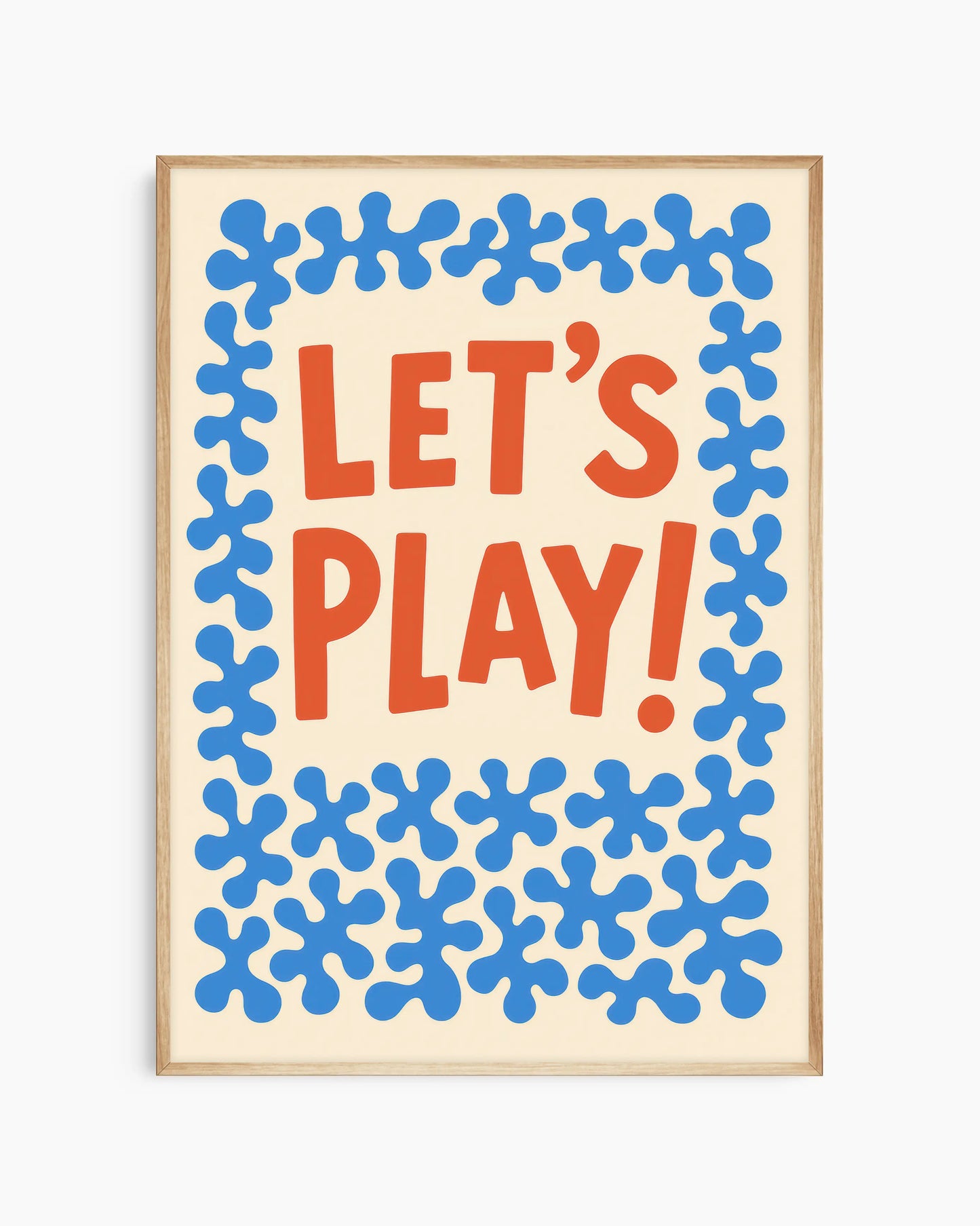 Barntavla med "LET’S PLAY!" i orange med en blå organisk ram på crèmefärgad bakgrund, inramad i ekram. En glad och inbjudande illustration.
