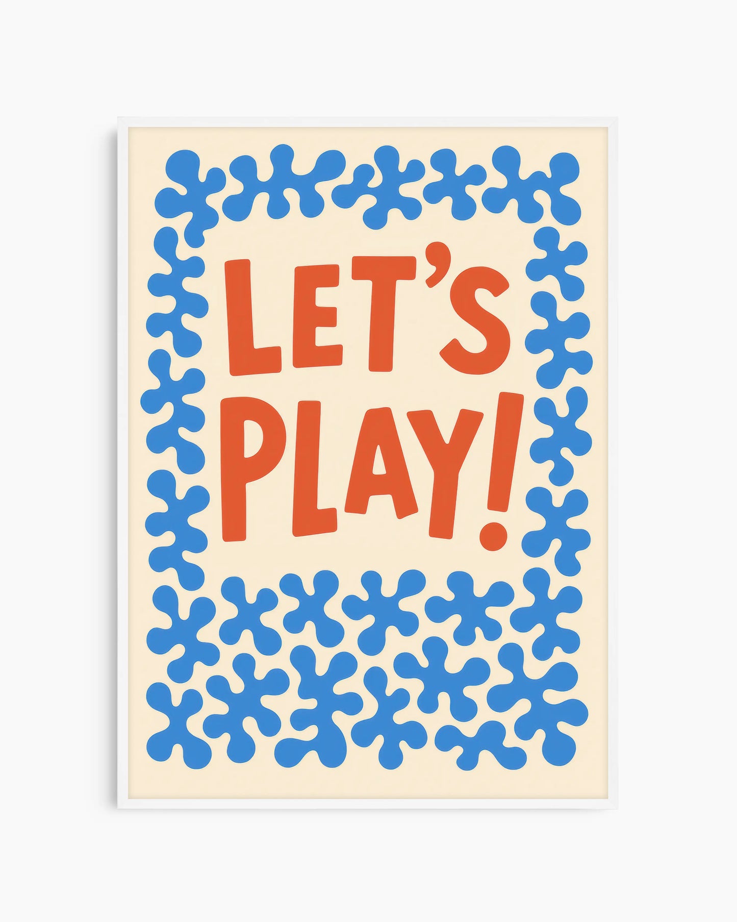 Barnrumstavla med texten "LET’S PLAY!" i orange och blå fantasiformer runtom på ljus bakgrund, inramad i vit träram. En ljus och lekfull väggdetalj.