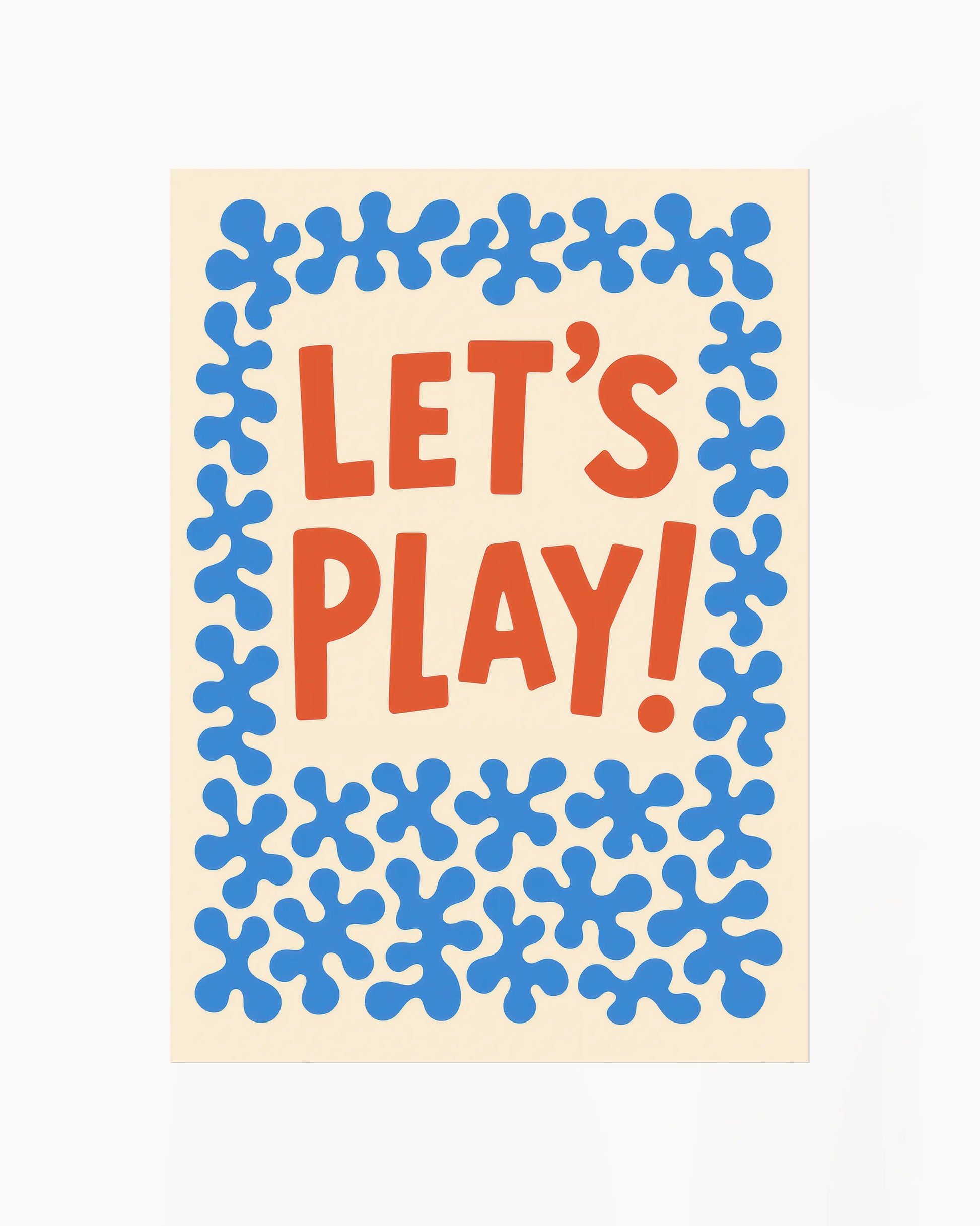 Barntavla med texten "LET’S PLAY!" i orange, omgiven av blå former på crèmefärgad bakgrund. En färgstark och sprallig illustration för barnrummet.