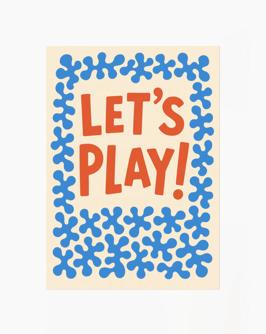 Barntavla med texten "LET’S PLAY!" i orange, omgiven av blå former på crèmefärgad bakgrund. En färgstark och sprallig illustration för barnrummet.