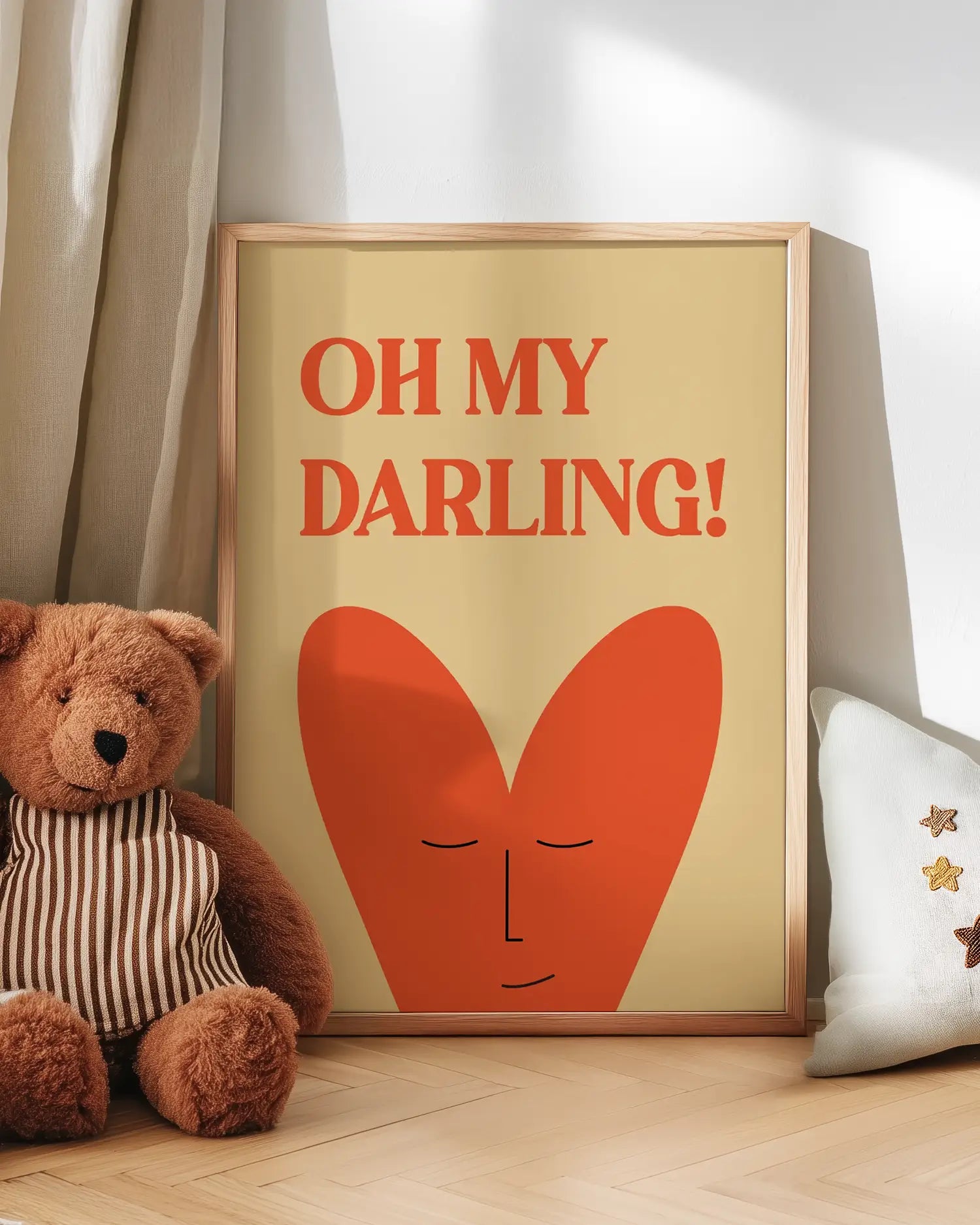 Barntavla med texten “OH MY DARLING!” i rödorange och hjärta med ansikte lutad mot vägg bredvid nalle. En kärleksfull väggdekoration som passar perfekt i barnrummet.