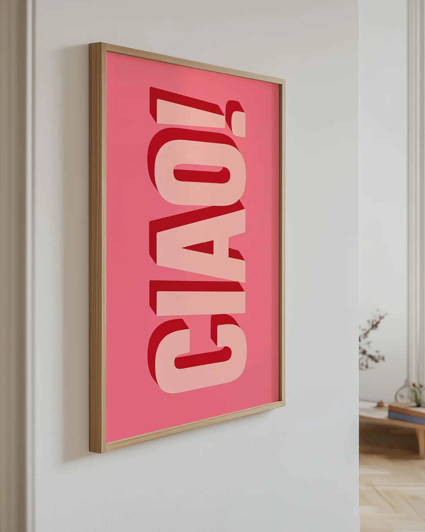 Barnrumstavla med "CIAO!" upphängd på vägg i ekram. En modern och lekfull väggdetalj för kreativa rum.
