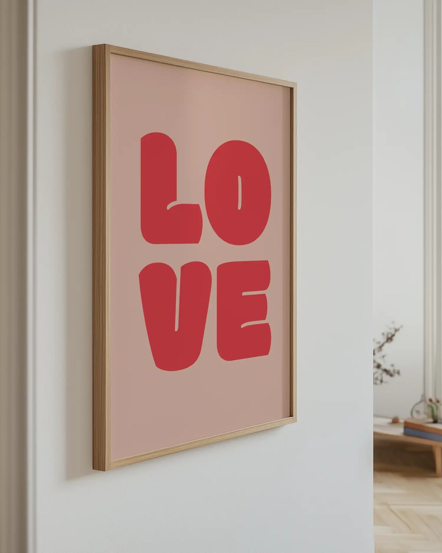Barnrumstavla med "LOVE" upphängd på vägg i ekram. En varm och modern dekoration som skapar en harmonisk atmosfär.