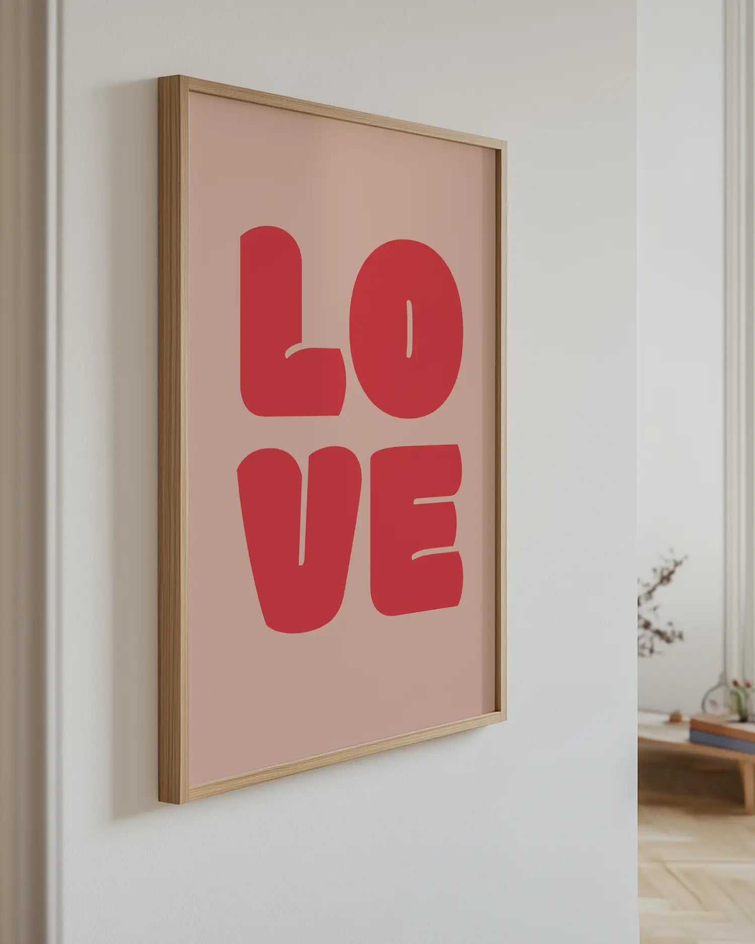 Barnrumstavla med "LOVE" upphängd på vägg i ekram. En varm och modern dekoration som skapar en harmonisk atmosfär.
