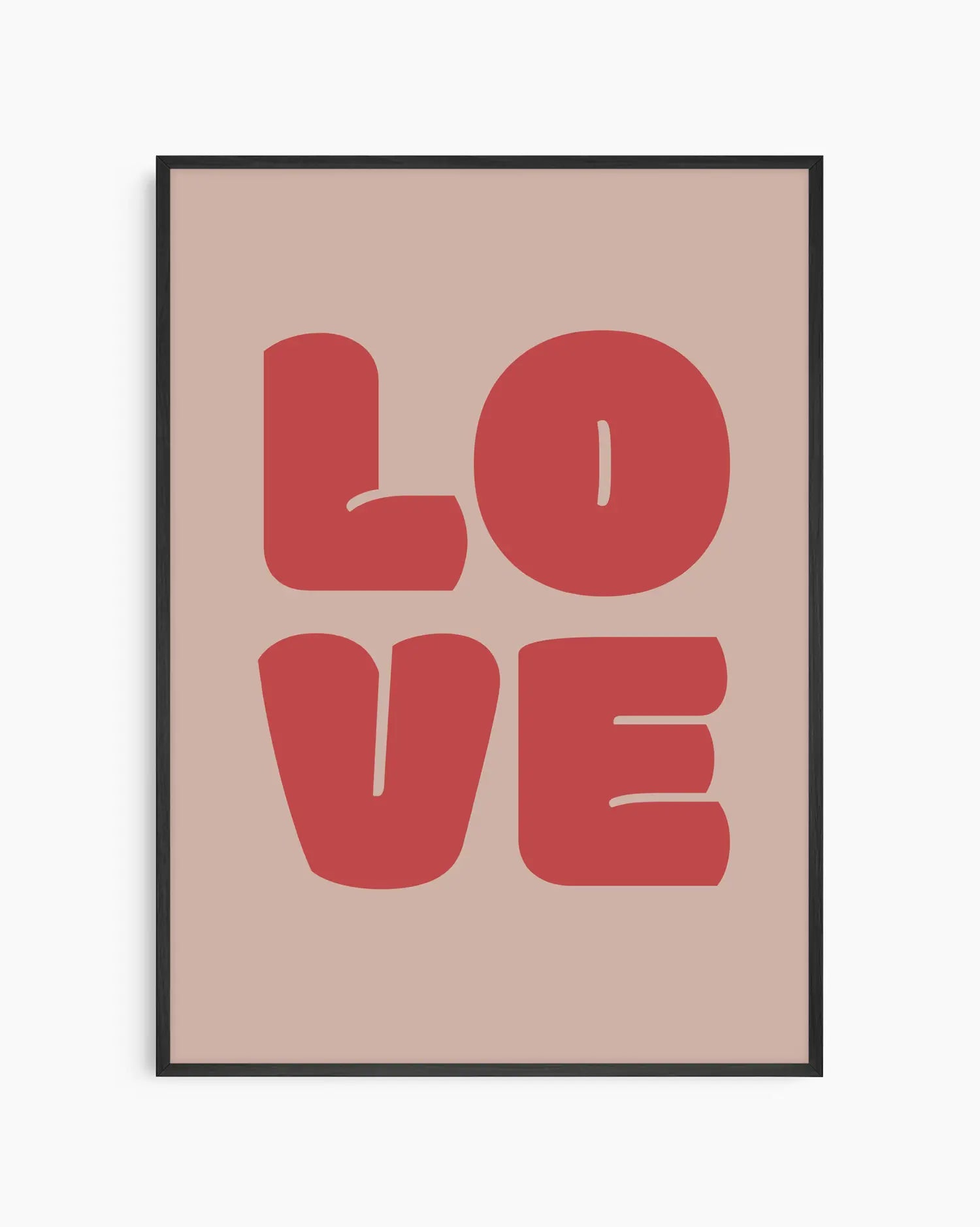 Barntavla med texten "LOVE" i stora röda bokstäver på beige bakgrund, inramad i svart träram. En stilren och varm väggdekoration för barnrummet.