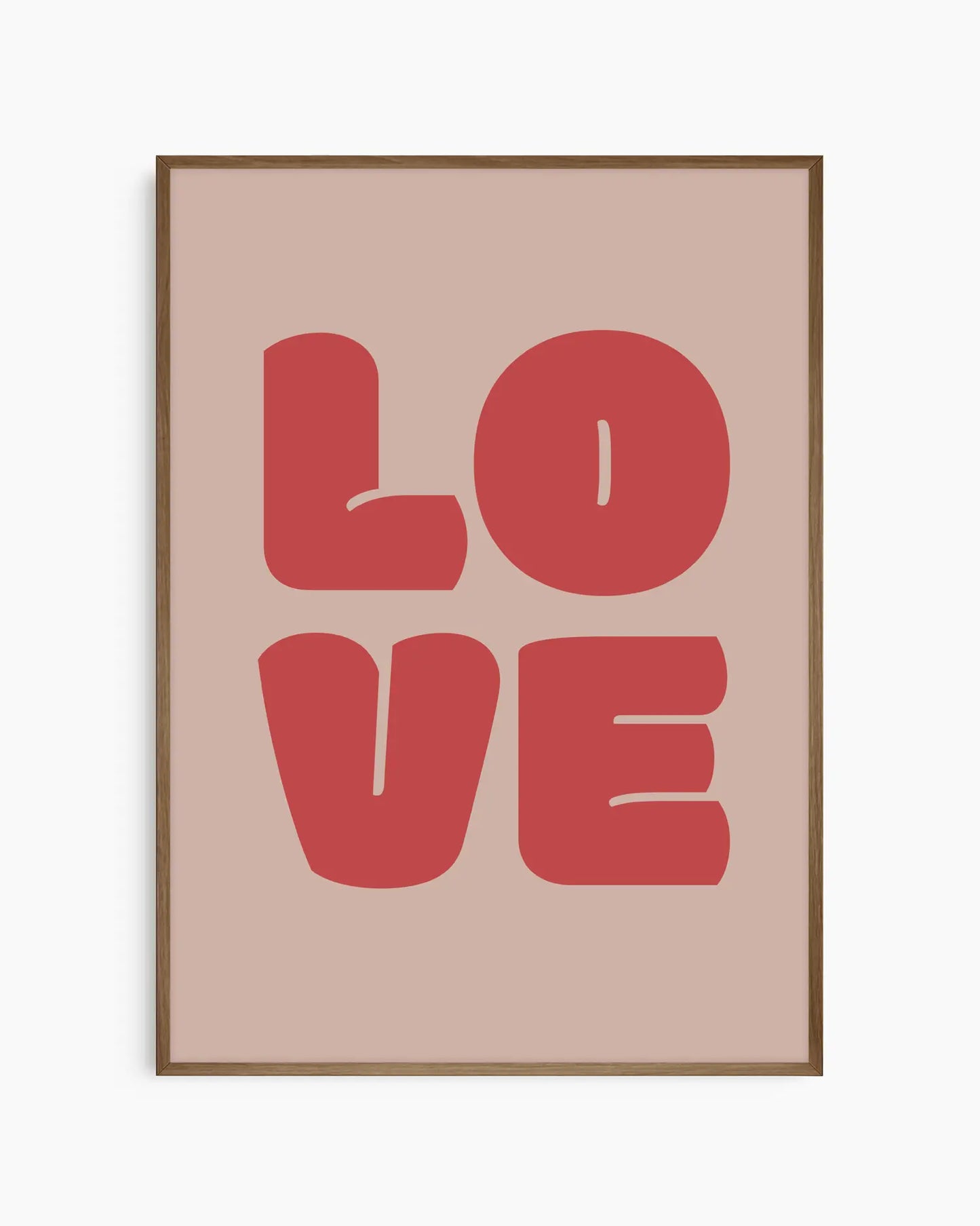 Barnrumstavla med ordet "LOVE" i röd typografi på beige bakgrund, inramad i träram i mörk ek. En modern och harmonisk detalj i barnrummet.
