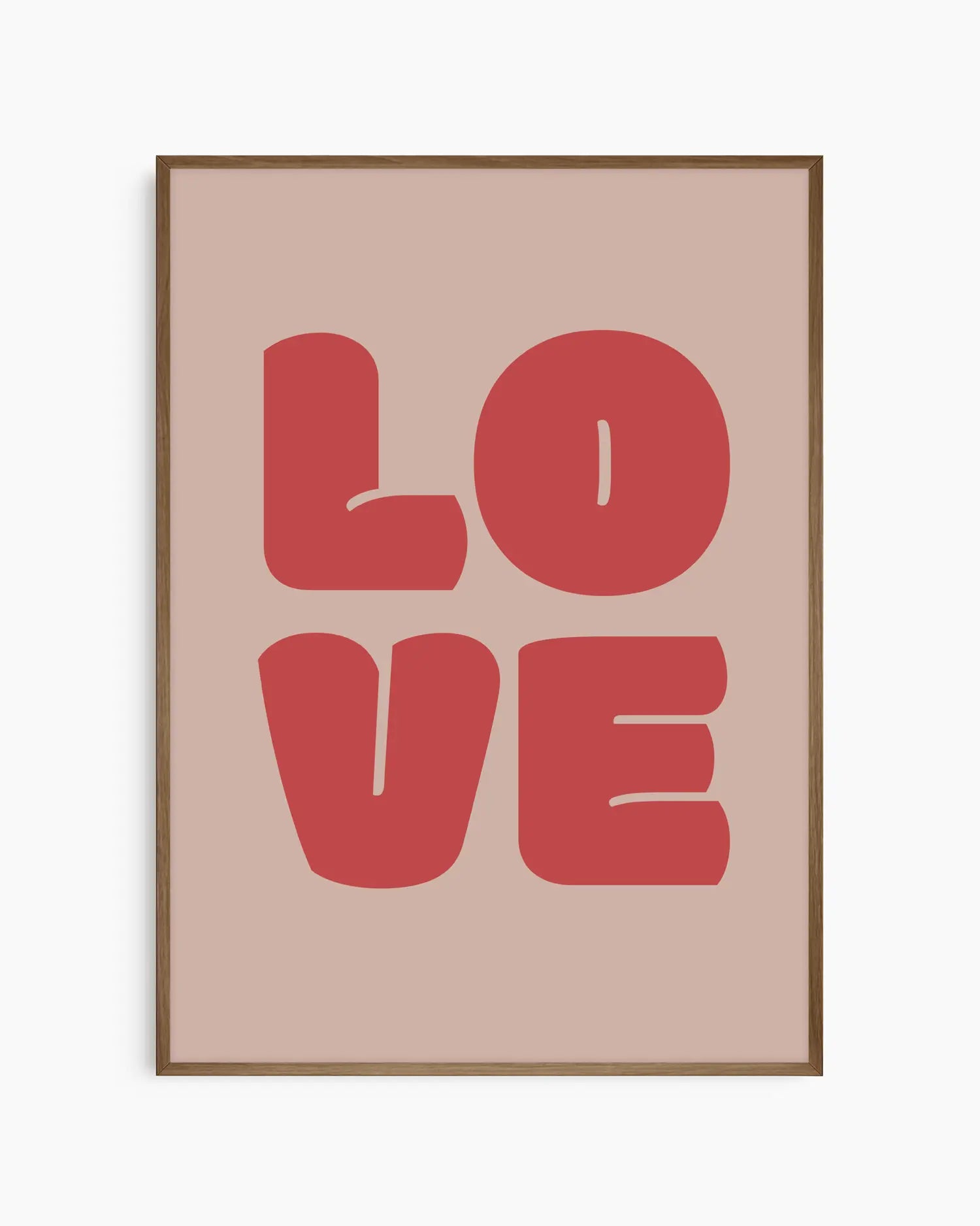 Barnrumstavla med ordet "LOVE" i röd typografi på beige bakgrund, inramad i träram i mörk ek. En modern och harmonisk detalj i barnrummet.
