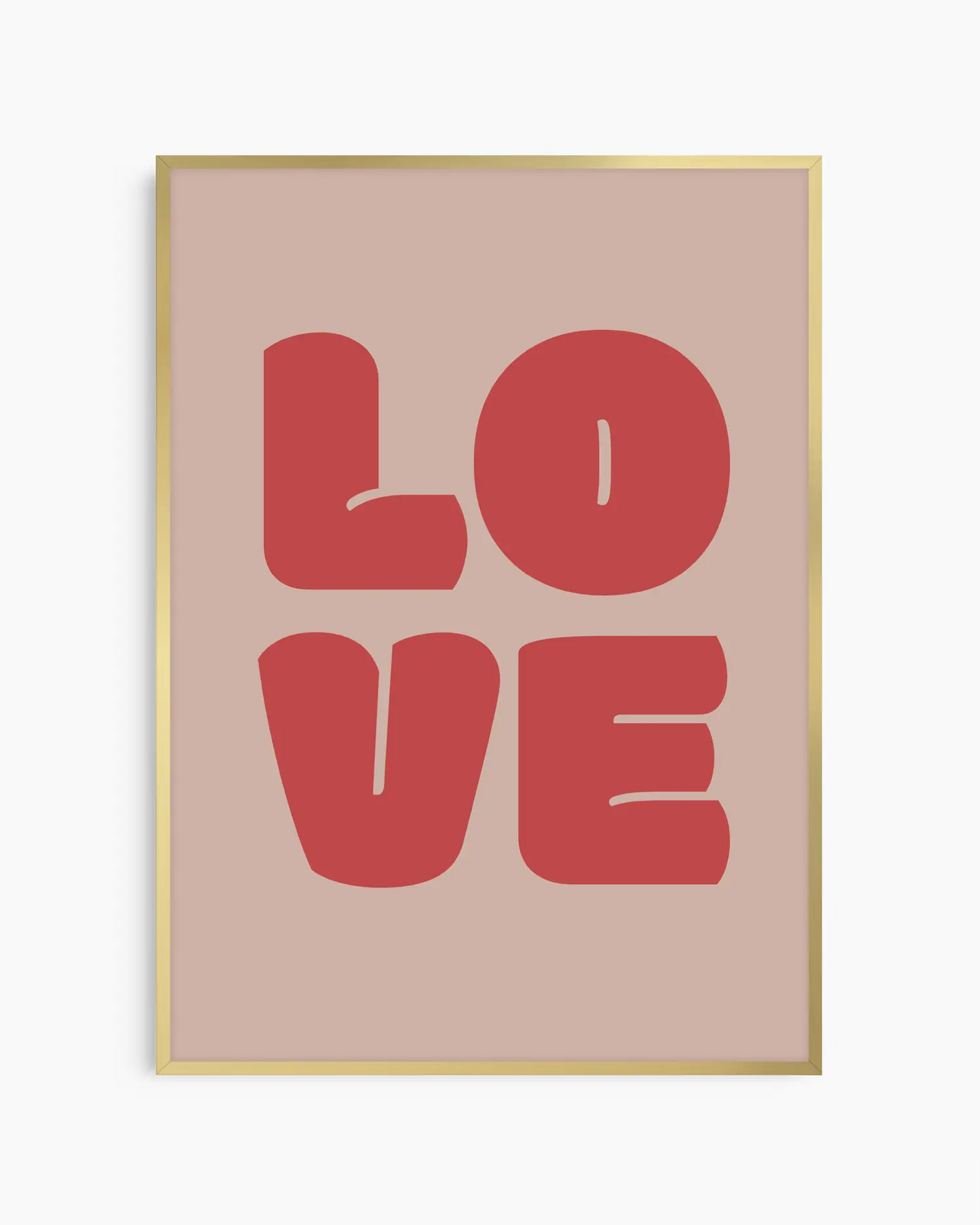 Barntavla med texten "LOVE" i röda, mjuka bokstäver på beige bakgrund, inramad i guld aluminiumram. En elegant och kärleksfull väggdekoration.