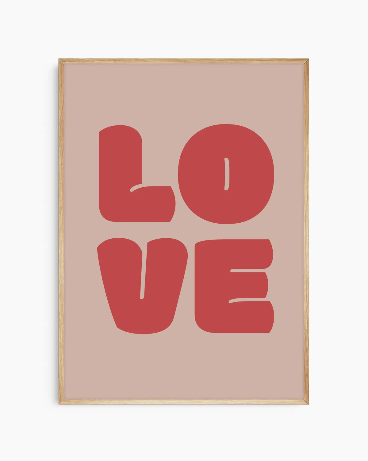 Barnrumstavla med "LOVE" i röd text på beige bakgrund, inramad i ekram. En varm och tidlös dekoration som passar de flesta barnrum.