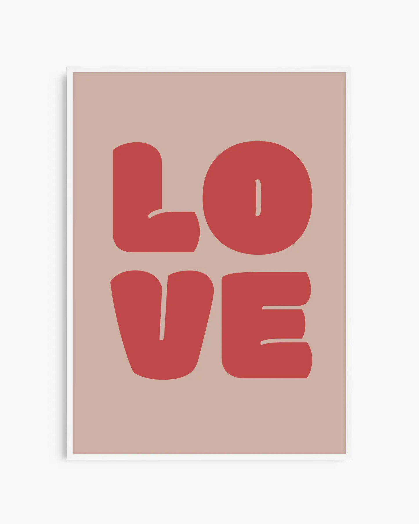 Barntavla med ordet "LOVE" i stora röda bokstäver på beige bakgrund, inramad i vit träram. En ljus och mjuk väggdetalj som sprider trygghet.