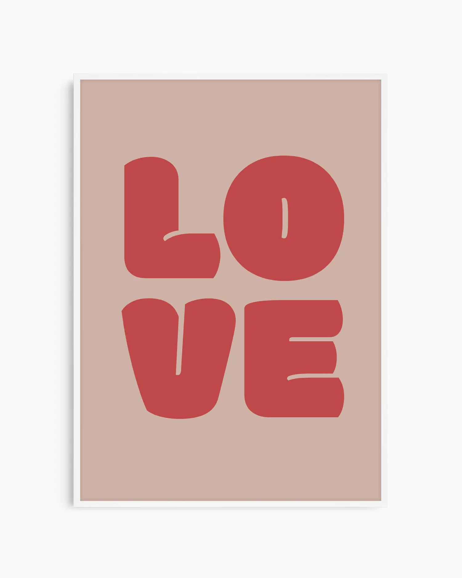 Barntavla med ordet "LOVE" i stora röda bokstäver på beige bakgrund, inramad i vit träram. En ljus och mjuk väggdetalj som sprider trygghet.
