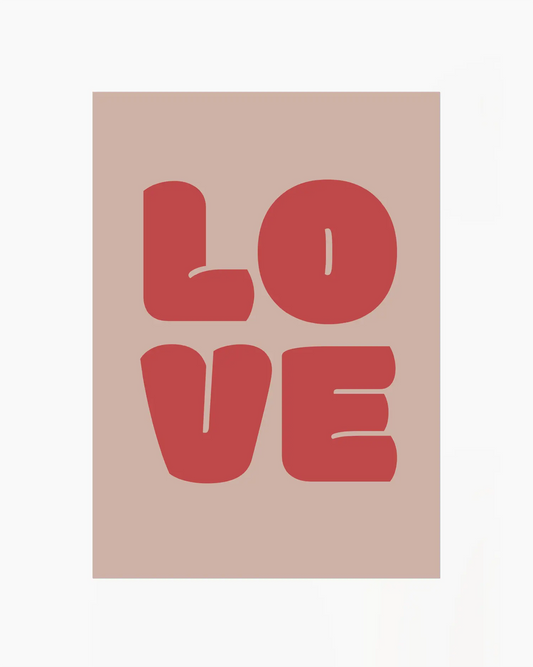 Barntavla med texten "LOVE" i röda, runda bokstäver på beige bakgrund. En mjuk och minimalistisk väggdekoration med kärleksfull känsla.