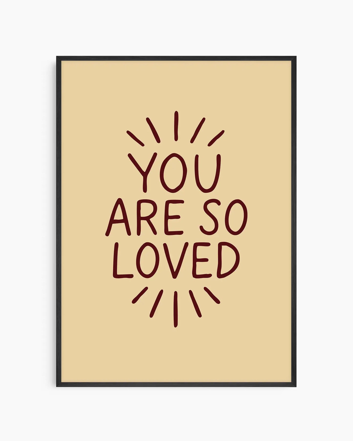 Barntavla med texten ”YOU ARE SO LOVED” i mörkröd handritad typografi på beige bakgrund, inramad i svart träram. En varm och trygg väggdekoration för barnrummet.