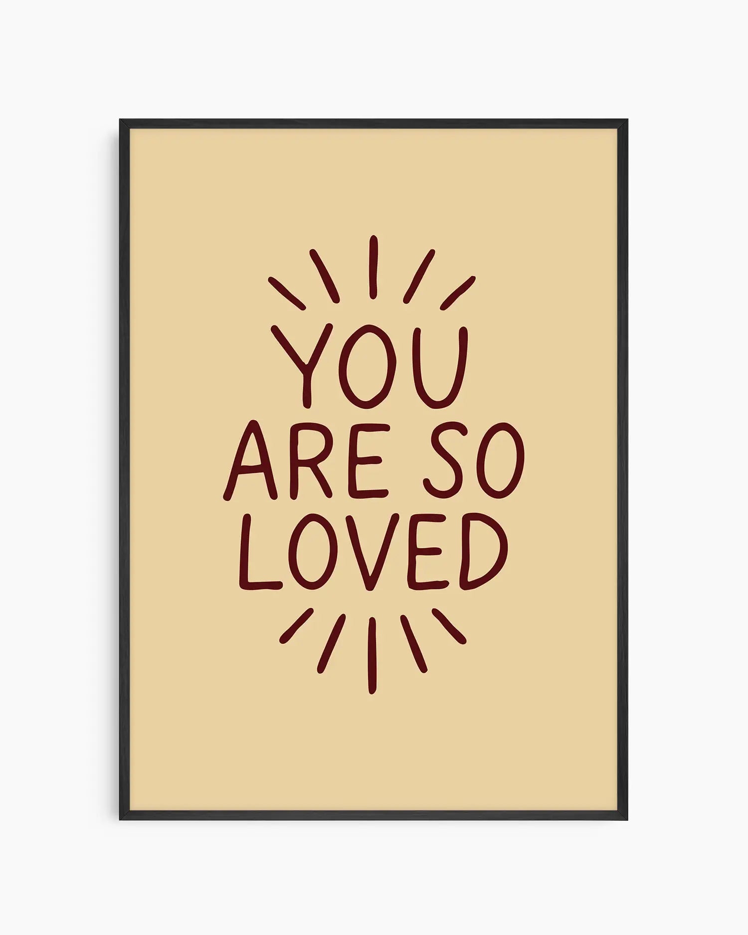 Barntavla med texten ”YOU ARE SO LOVED” i mörkröd handritad typografi på beige bakgrund, inramad i svart träram. En varm och trygg väggdekoration för barnrummet.